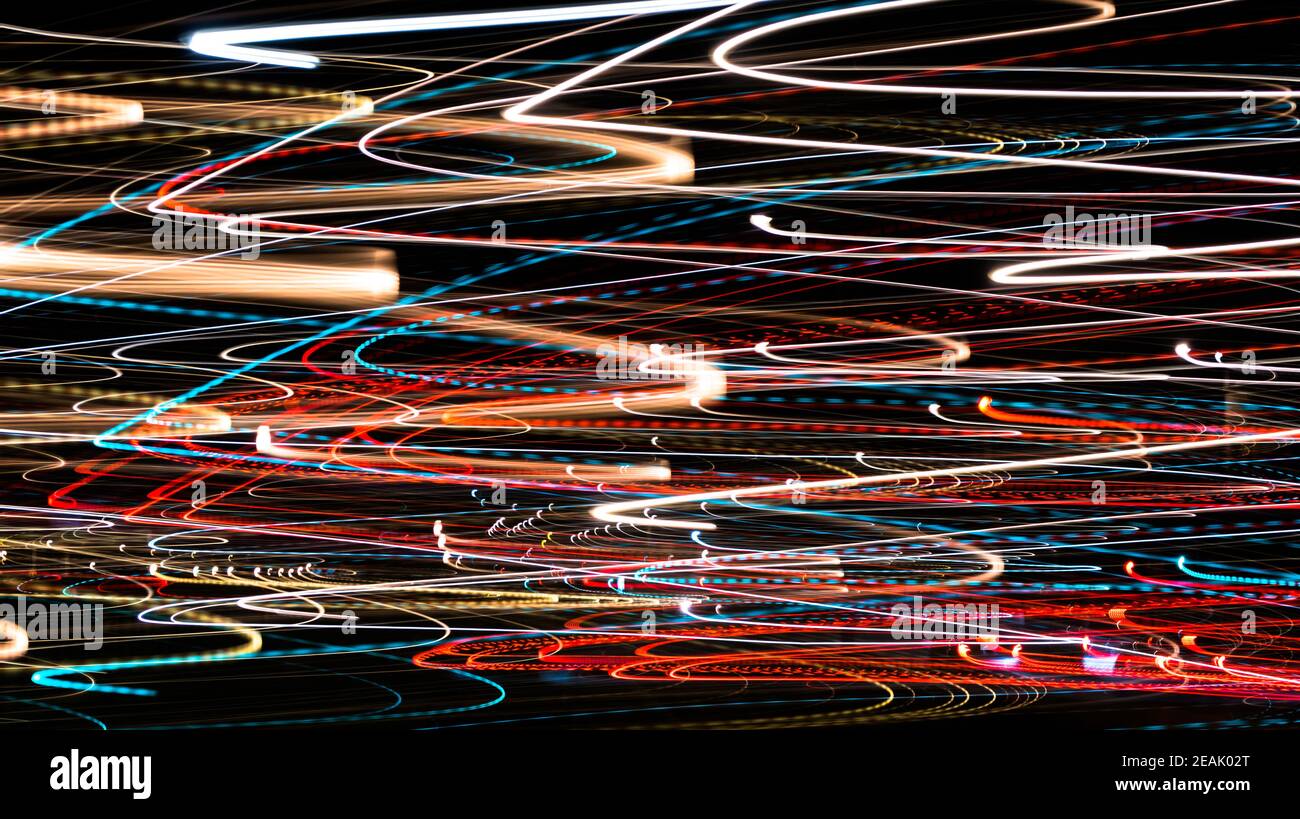 Peinture lumineuse multicolore exposition longue abstraite nuit lumières courbes. Sentiers légers la nuit. Banque D'Images