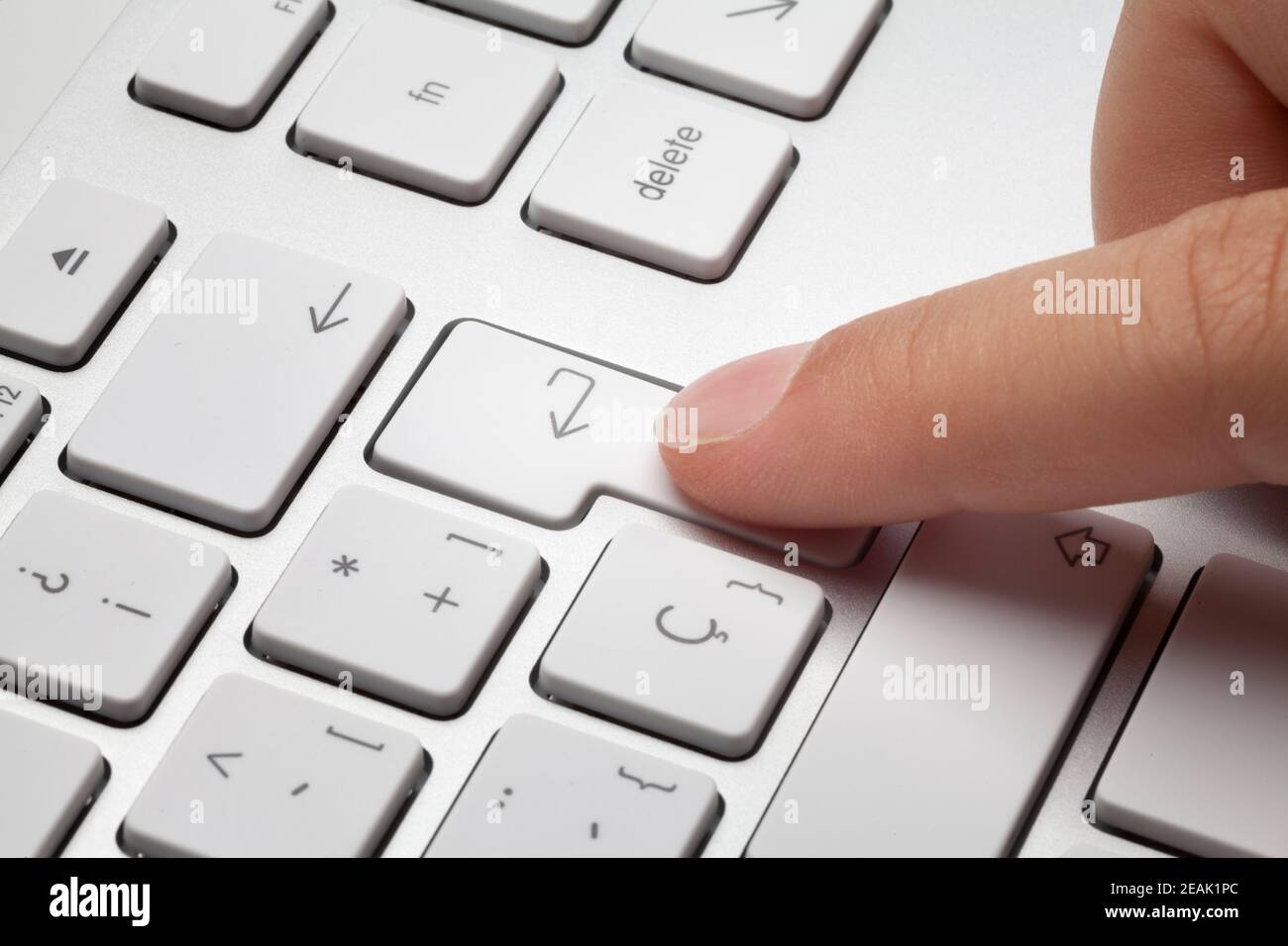 Fingertip sur la commande ENTER Banque D'Images