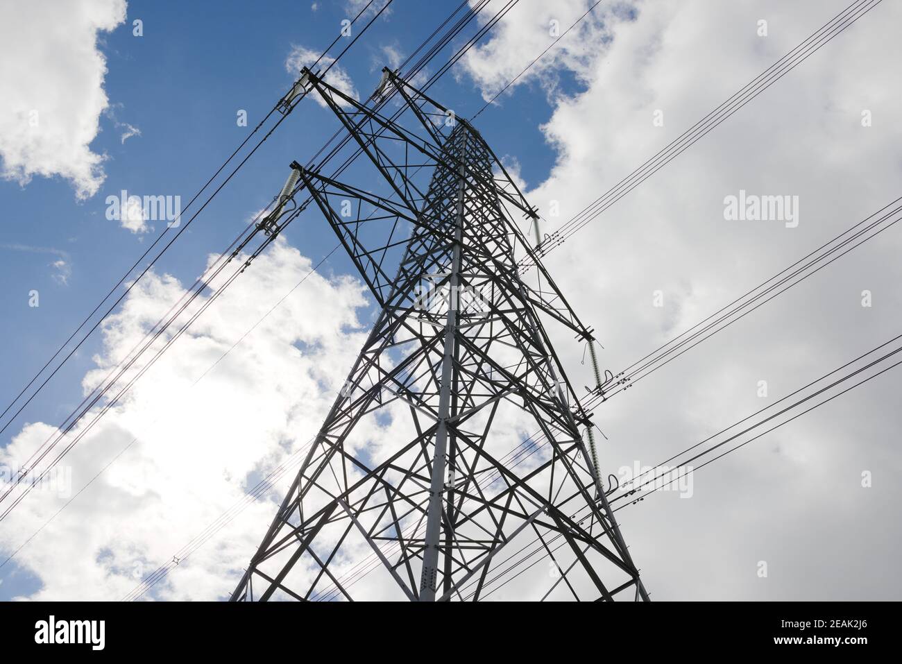 Vue sur un pylône d'électricité en métal et un ciel éclatant Banque D'Images