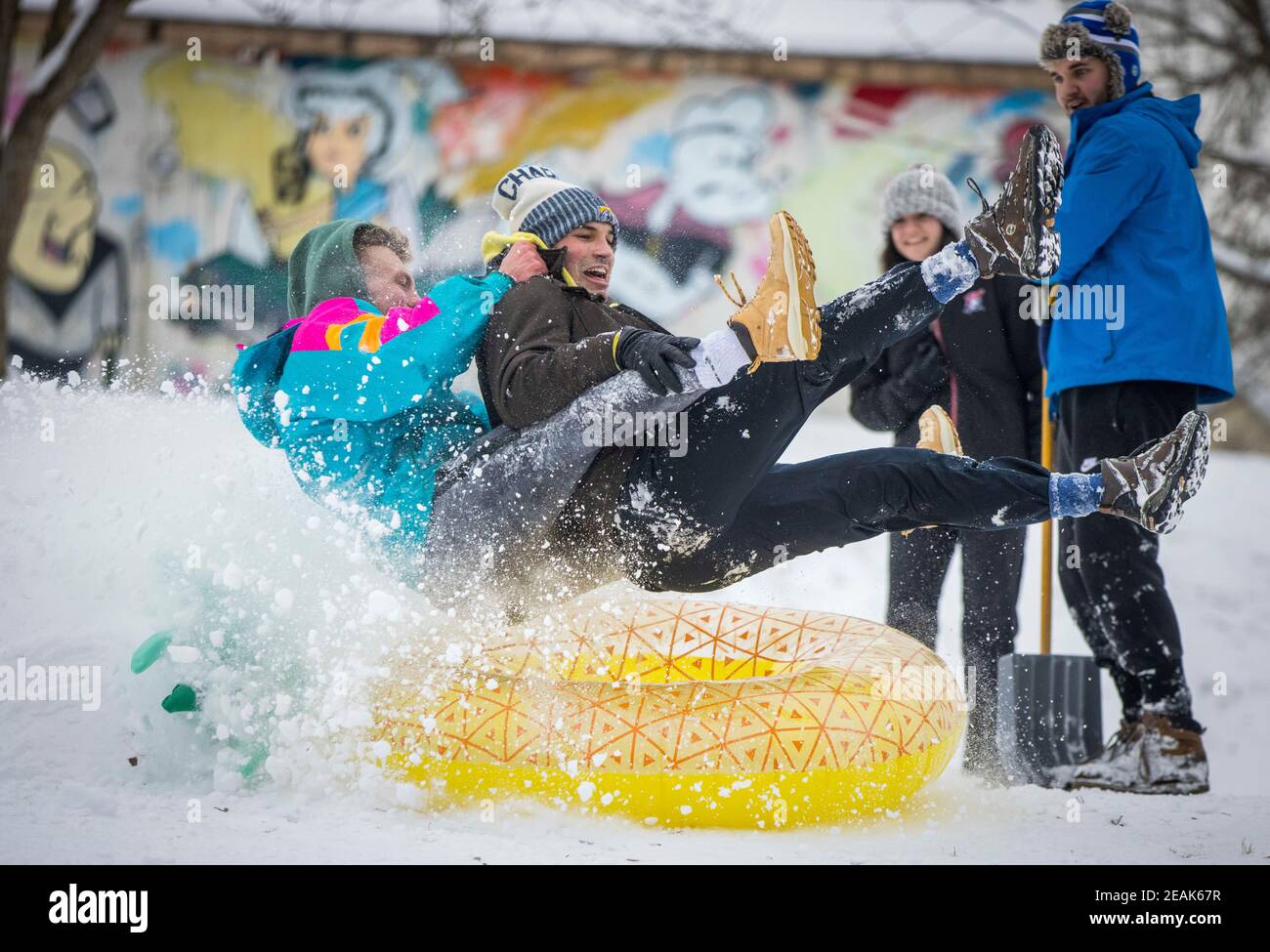 Kevin Jugovic (R) et Bryce Sharp traîneaux sur une colline au parc du révérend Ernest D. Butler sur la 9e rue. Banque D'Images