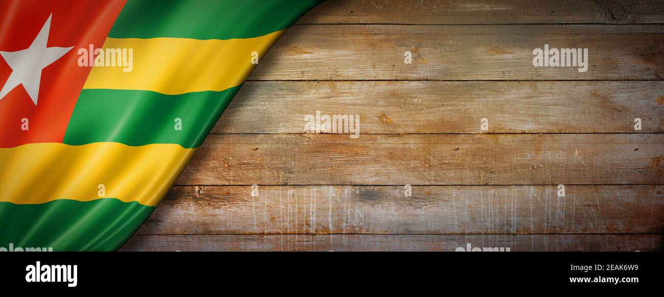 Drapeau togolais sur une bannière murale en bois d'époque Banque D'Images
