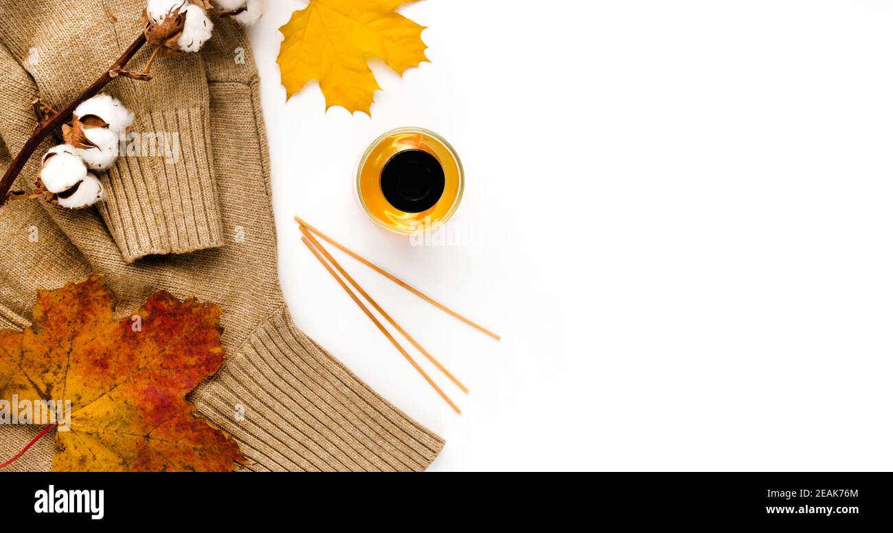 Composition de la vibe d'automne. Maquette de carte de vœux vierge. Pot à parfum, feuilles d'érable colorées. Arrière-plan de table blanc. Flat lay, vue de dessus. Banque D'Images Composition de la vibe d'automne. Maquette de carte de vœux vierge. Pot à parfum, feuilles d'érable colorées. Arrière-plan de table blanc. Flat lay, vue de dessus. Banque D'Images