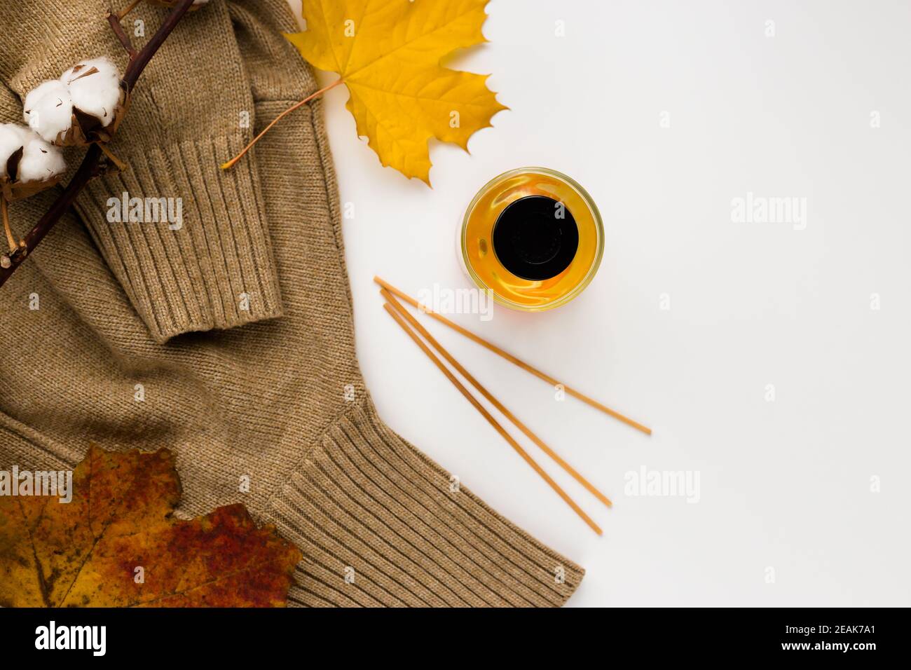 Composition de la vibe d'automne. Maquette de carte de vœux vierge. Pot à parfum, feuilles d'érable colorées. Arrière-plan de table blanc. Flat lay, vue de dessus. Banque D'Images Composition de la vibe d'automne. Maquette de carte de vœux vierge. Pot à parfum, feuilles d'érable colorées. Arrière-plan de table blanc. Flat lay, vue de dessus. Banque D'Images