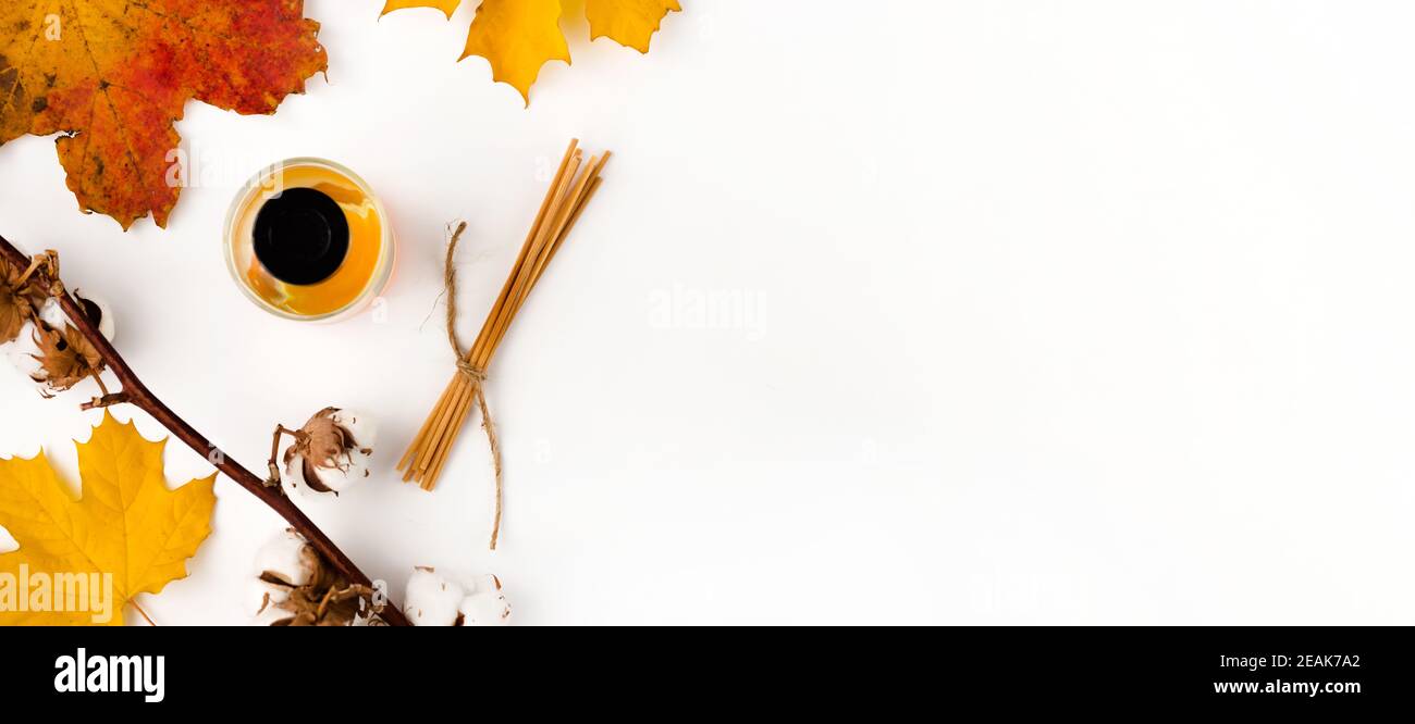 Composition de la vibe d'automne. Maquette de carte de vœux vierge. Pot à parfum, feuilles d'érable colorées. Arrière-plan de table blanc. Flat lay, vue de dessus. Banque D'Images Composition de la vibe d'automne. Maquette de carte de vœux vierge. Pot à parfum, feuilles d'érable colorées. Arrière-plan de table blanc. Flat lay, vue de dessus. Banque D'Images