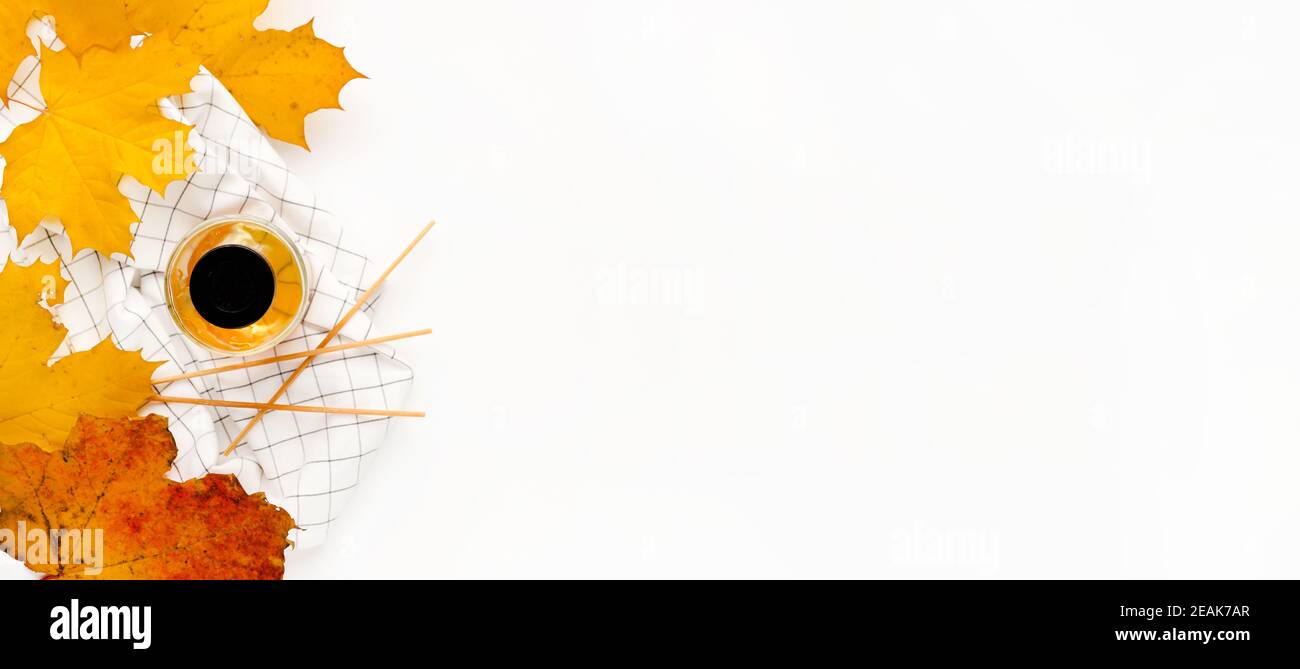 Composition de la vibe d'automne. Maquette de carte de vœux vierge. Pot à parfum, feuilles d'érable colorées. Arrière-plan de table blanc. Flat lay, vue de dessus. Banque D'Images Composition de la vibe d'automne. Maquette de carte de vœux vierge. Pot à parfum, feuilles d'érable colorées. Arrière-plan de table blanc. Flat lay, vue de dessus. Banque D'Images
