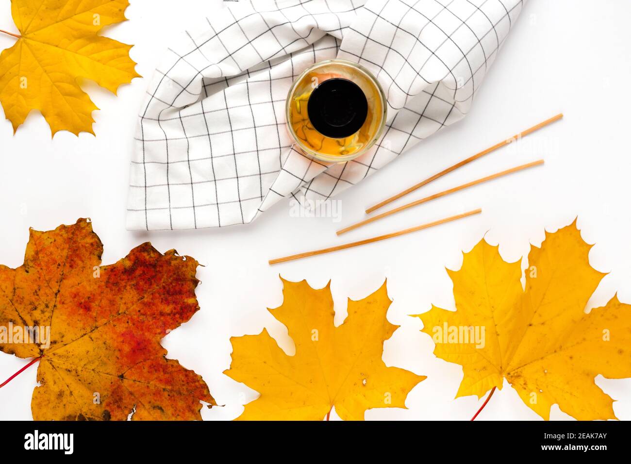 Composition de la vibe d'automne. Maquette de carte de vœux vierge. Pot à parfum, feuilles d'érable colorées. Arrière-plan de table blanc. Flat lay, vue de dessus. Banque D'Images Composition de la vibe d'automne. Maquette de carte de vœux vierge. Pot à parfum, feuilles d'érable colorées. Arrière-plan de table blanc. Flat lay, vue de dessus. Banque D'Images