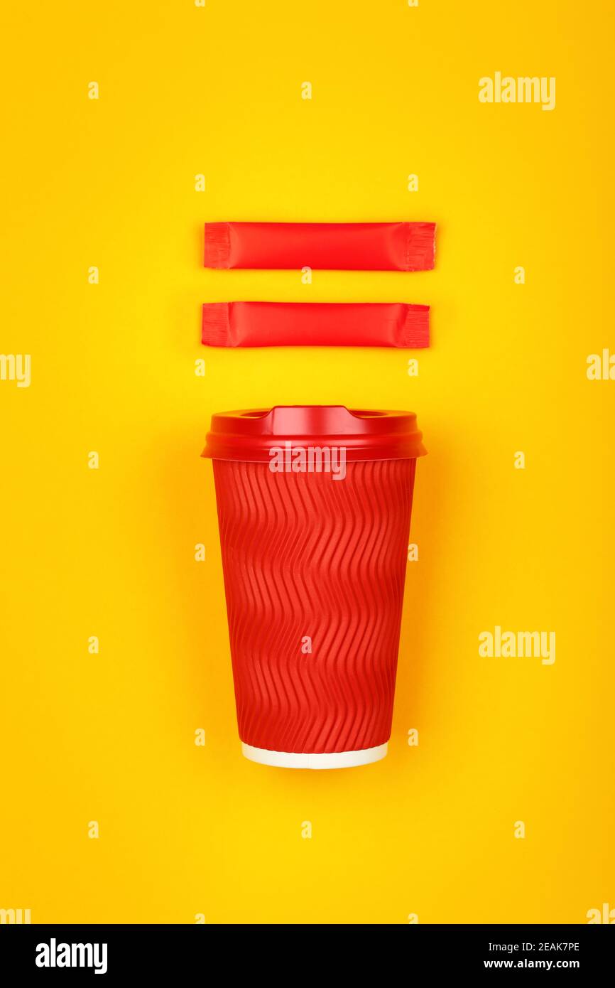 Tasse de café en papier rouge sur jaune Banque D'Images