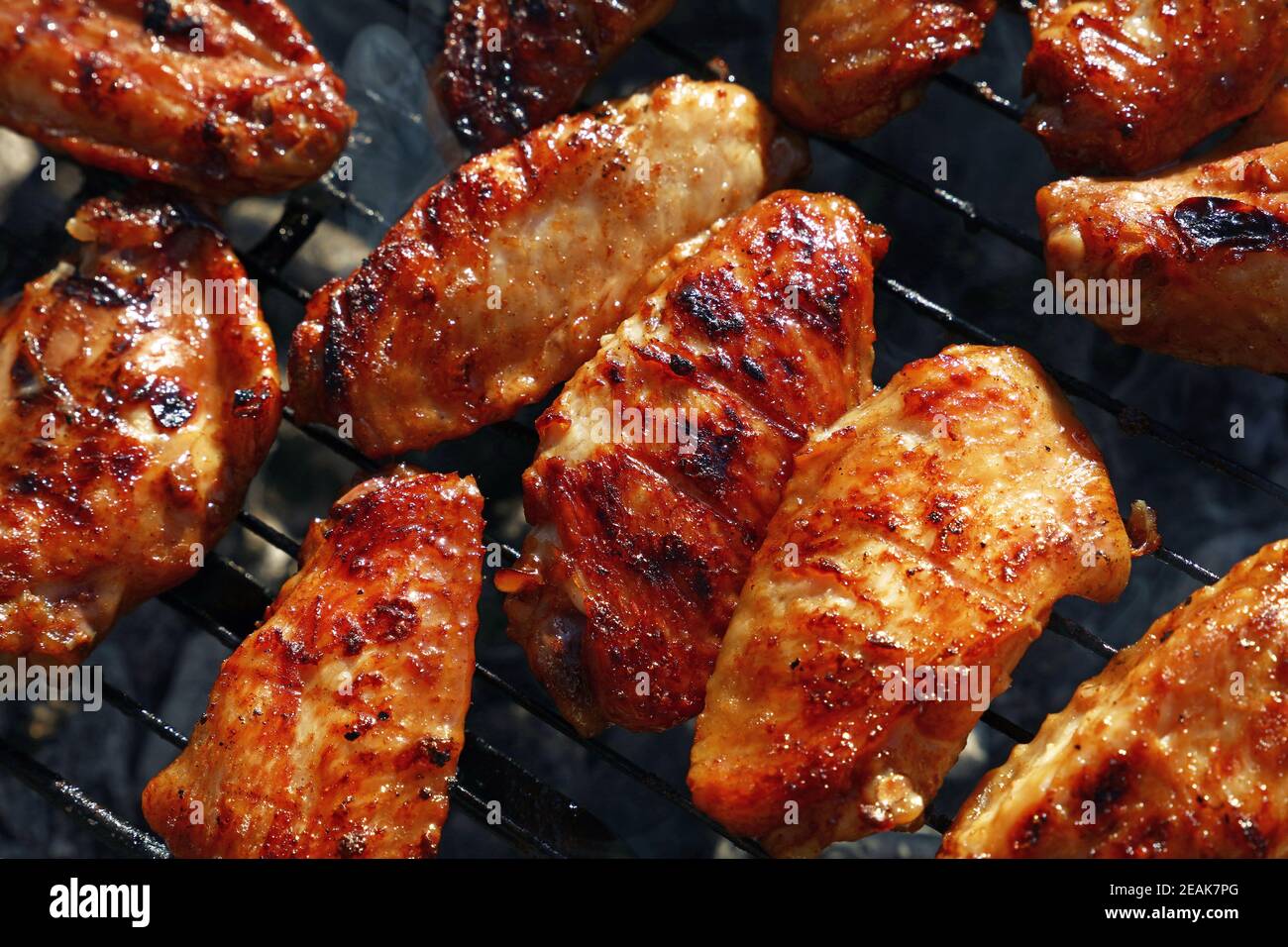 Ailes de poulet Buffalo cuites sur un barbecue Banque D'Images