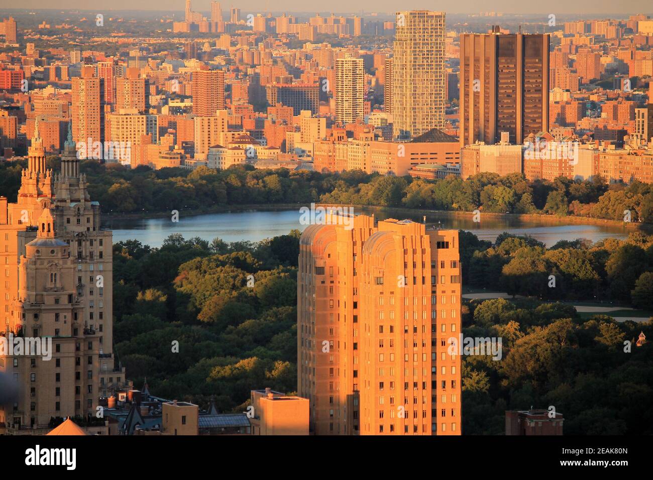 Réservoir de Central Park et bâtiments en béton au coucher du soleil Banque D'Images