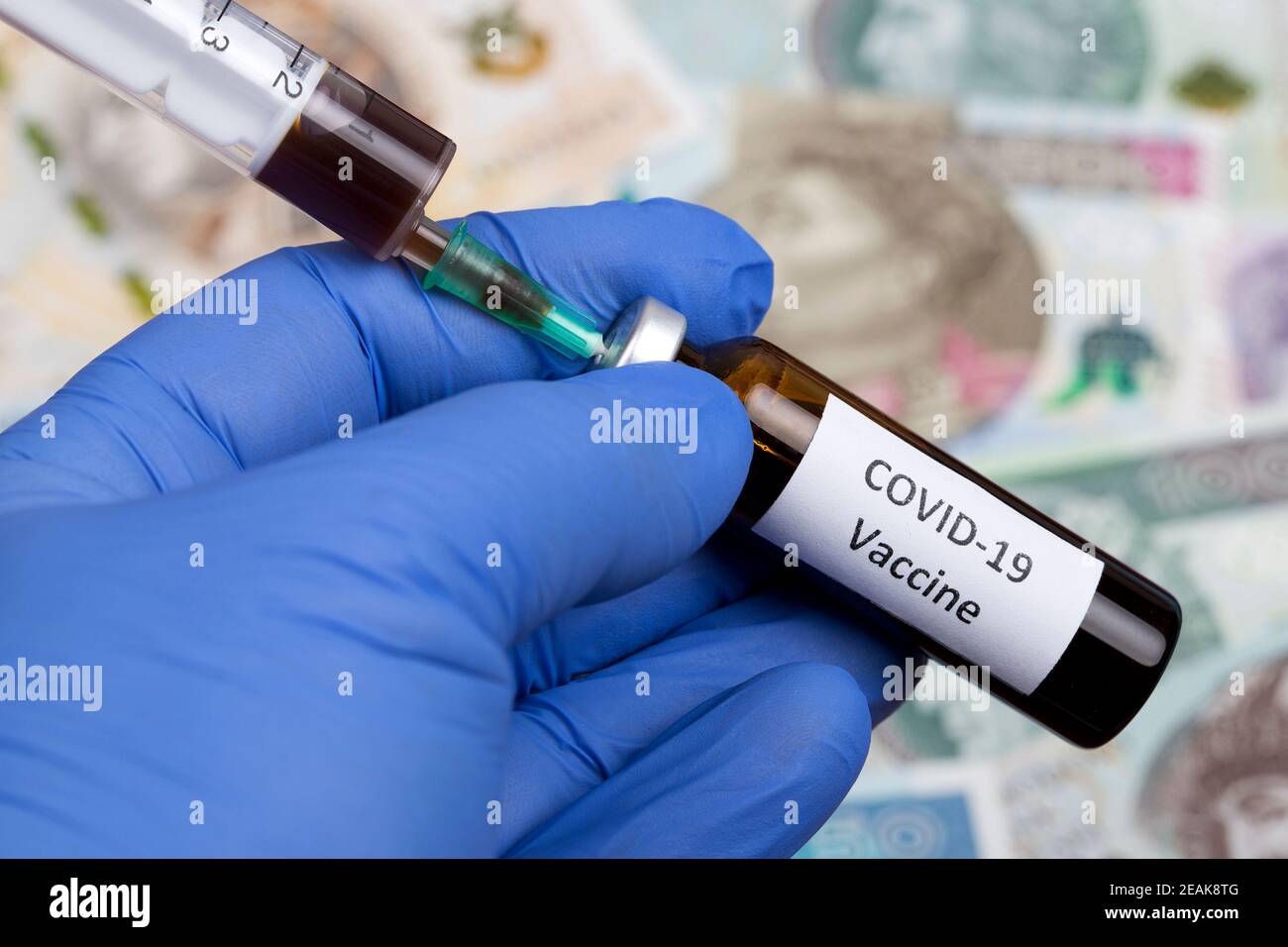Vaccin contre le Covid-19 sur fond d'argent polonais Banque D'Images