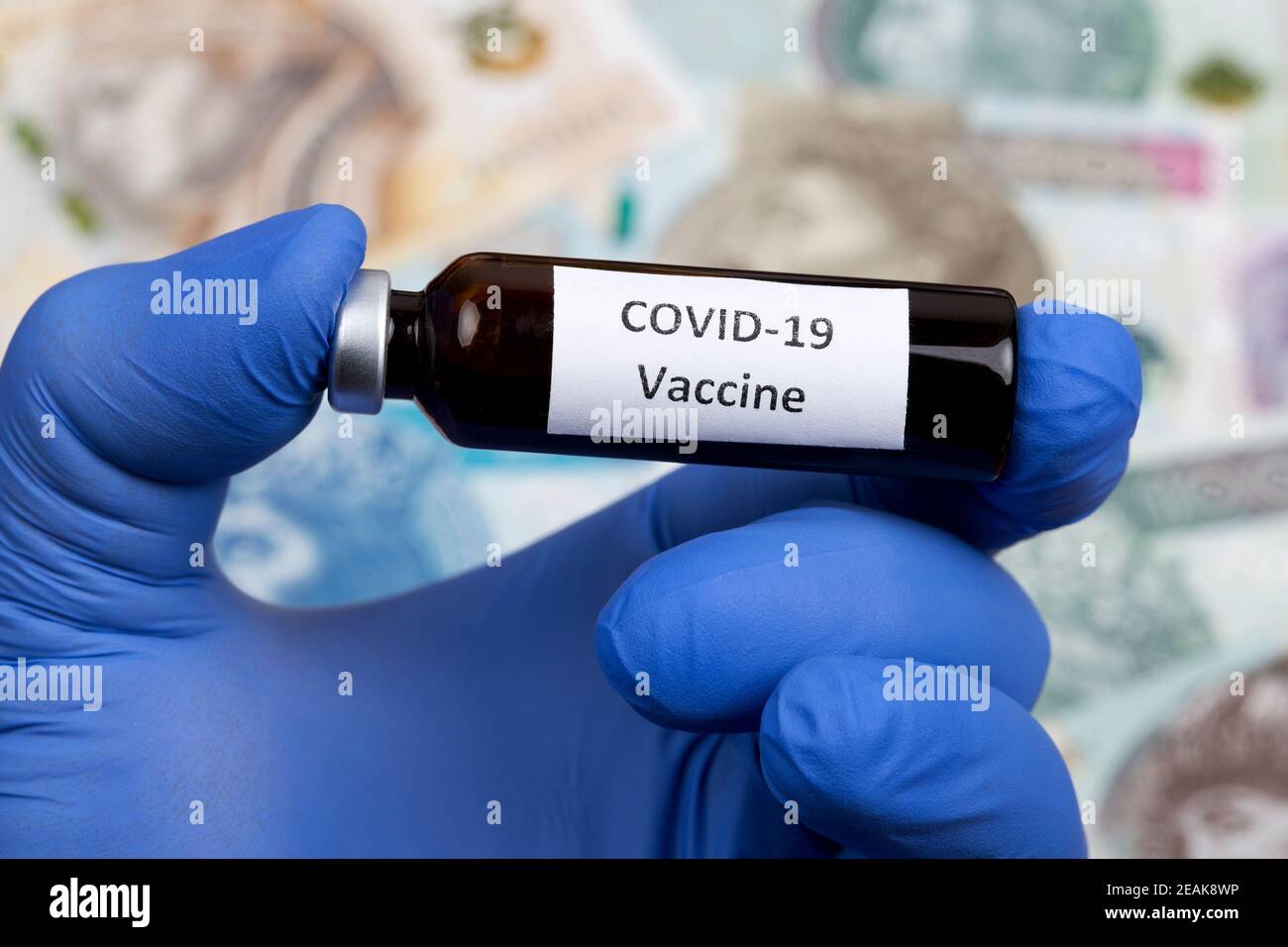 Vaccin contre le Covid-19 sur fond d'argent polonais Banque D'Images