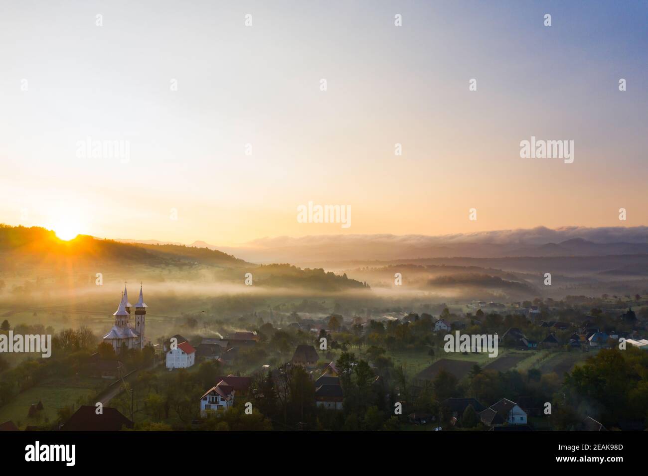 Vue aérienne sur le petit village rural de Breb au lever du soleil magique. Banque D'Images