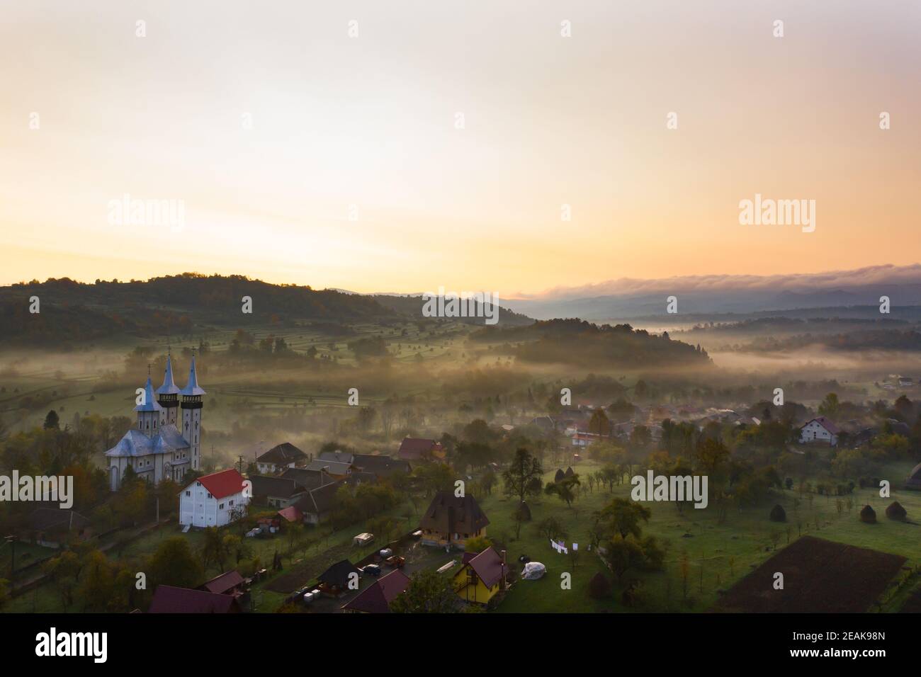 Vue aérienne sur le petit village rural de Breb au lever du soleil magique. Banque D'Images