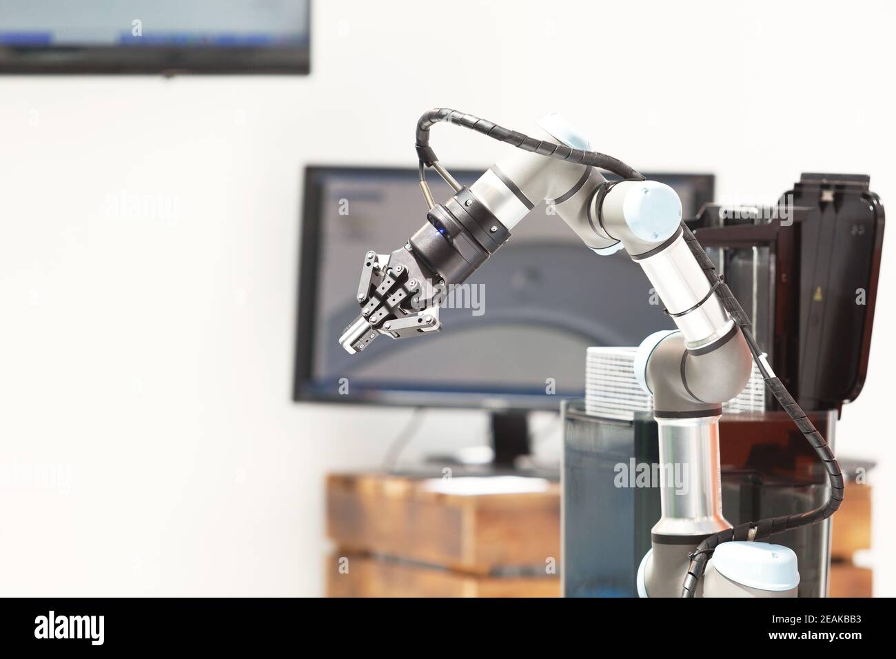 Prélèvement et positionnement industriel, insertion, test de qualité ou bras robot d'entretien de machine Banque D'Images