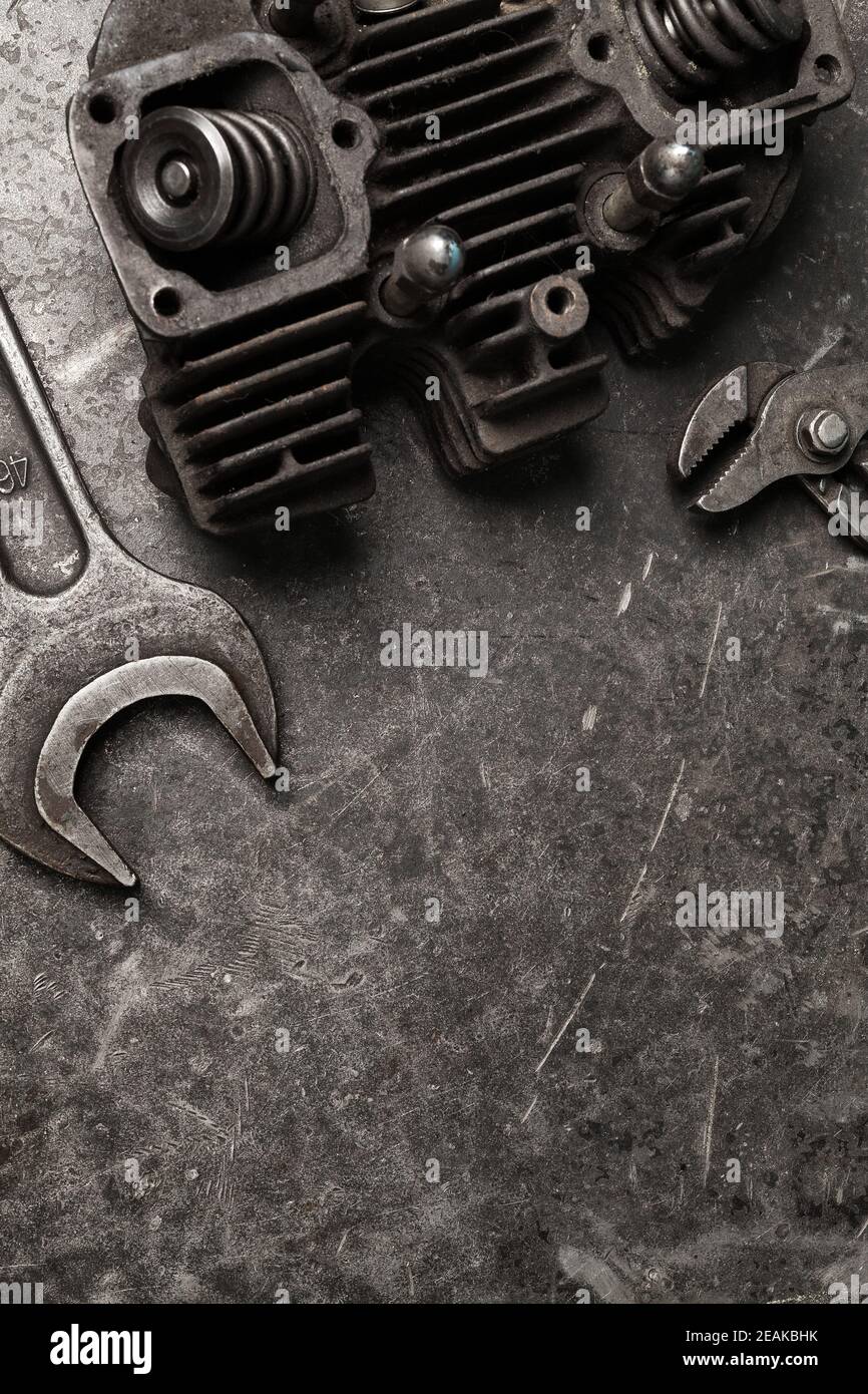 Les anciens outils sont fixés sur un fond métallique vintage avec de l'espace pour le texte Banque D'Images