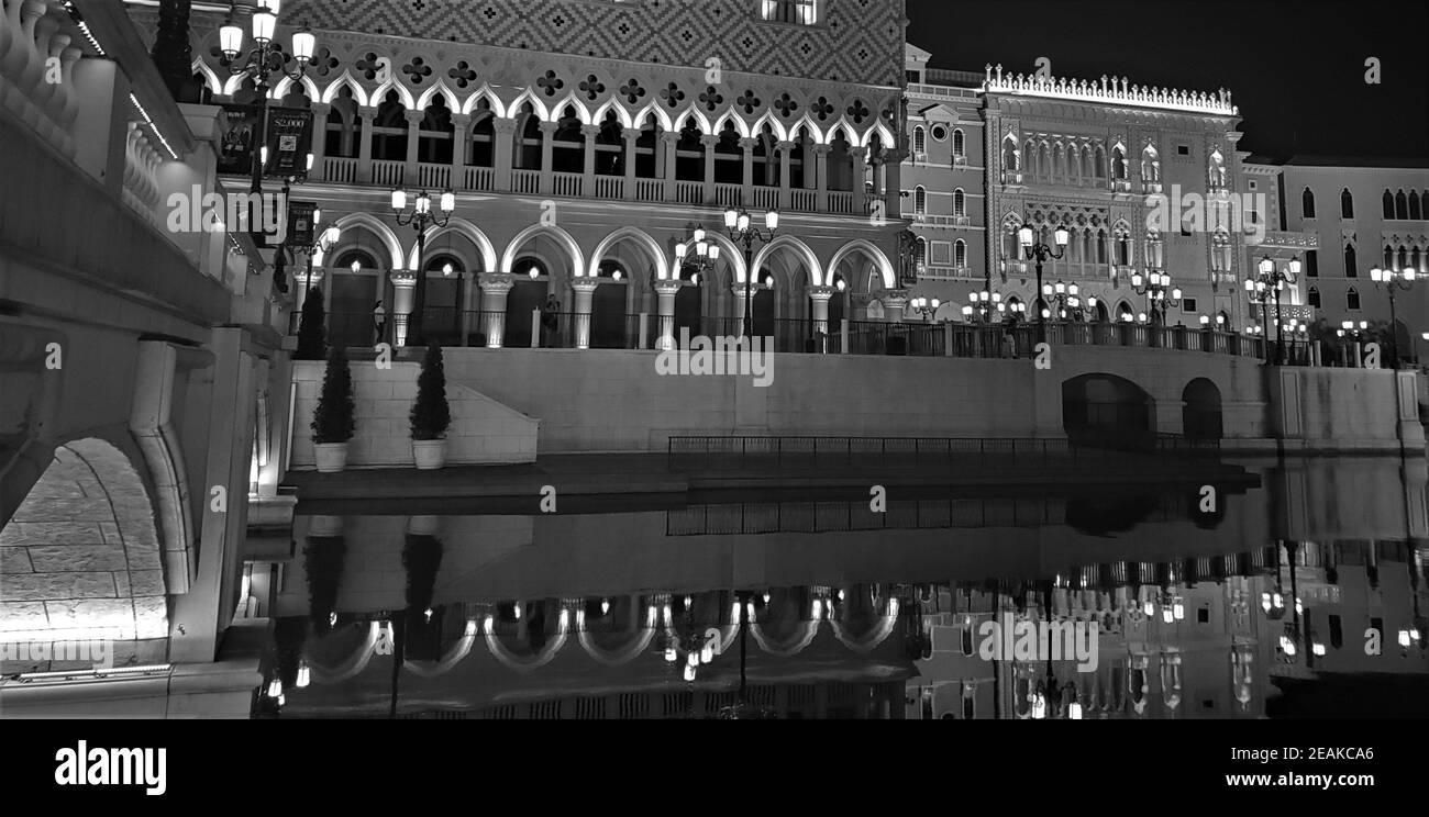 MACAO, CHINE - 09 février 2021 : bâtiment et nuit sur une rivière. Banque D'Images