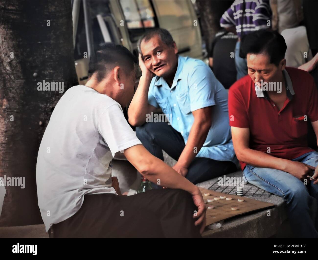 HONG KONG, CHINE - 09 févr. 2021 : trois hommes jouant aux Dames dans la rue Banque D'Images