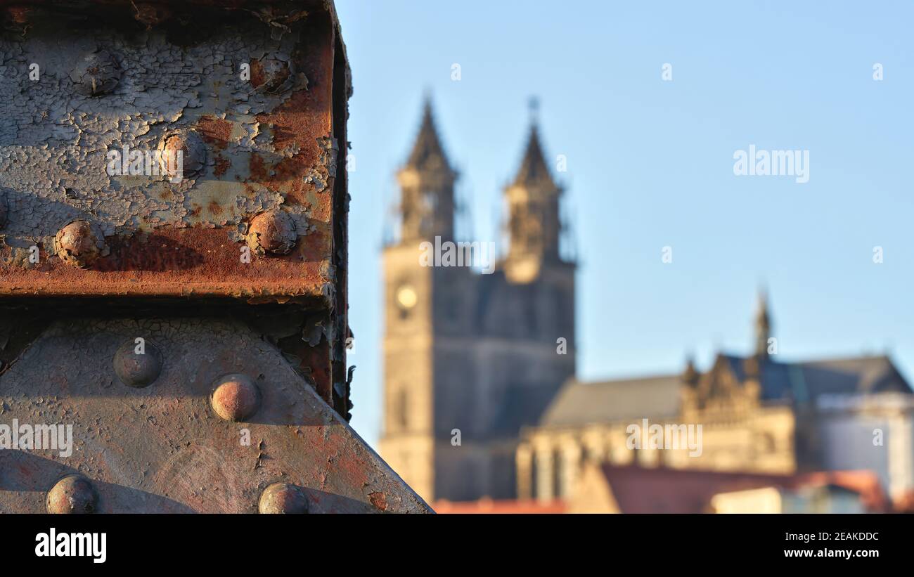 Détail du pont élévateur en pente sur l'Elbe à Magdebourg. En arrière-plan la cathédrale de Magdeburg. Banque D'Images