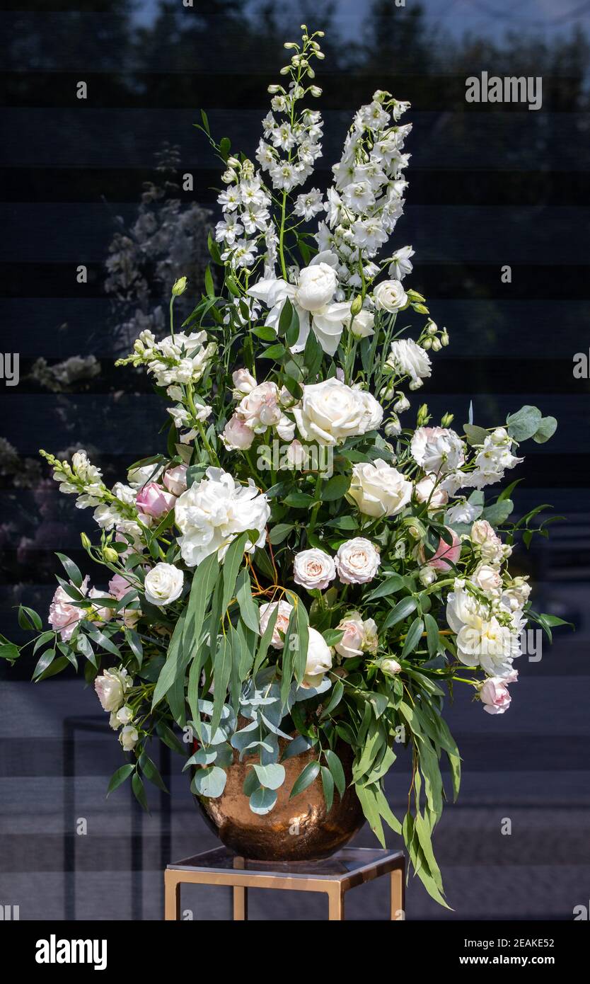 Impressionnant bouquet floristique de roses blanches et de delphinium - vert torsion Banque D'Images