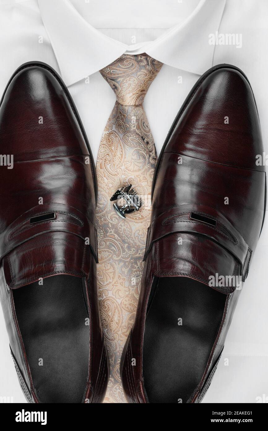 Paire de chaussures marron classiques sur une chemise et une cravate. Mode  pour hommes Photo Stock - Alamy