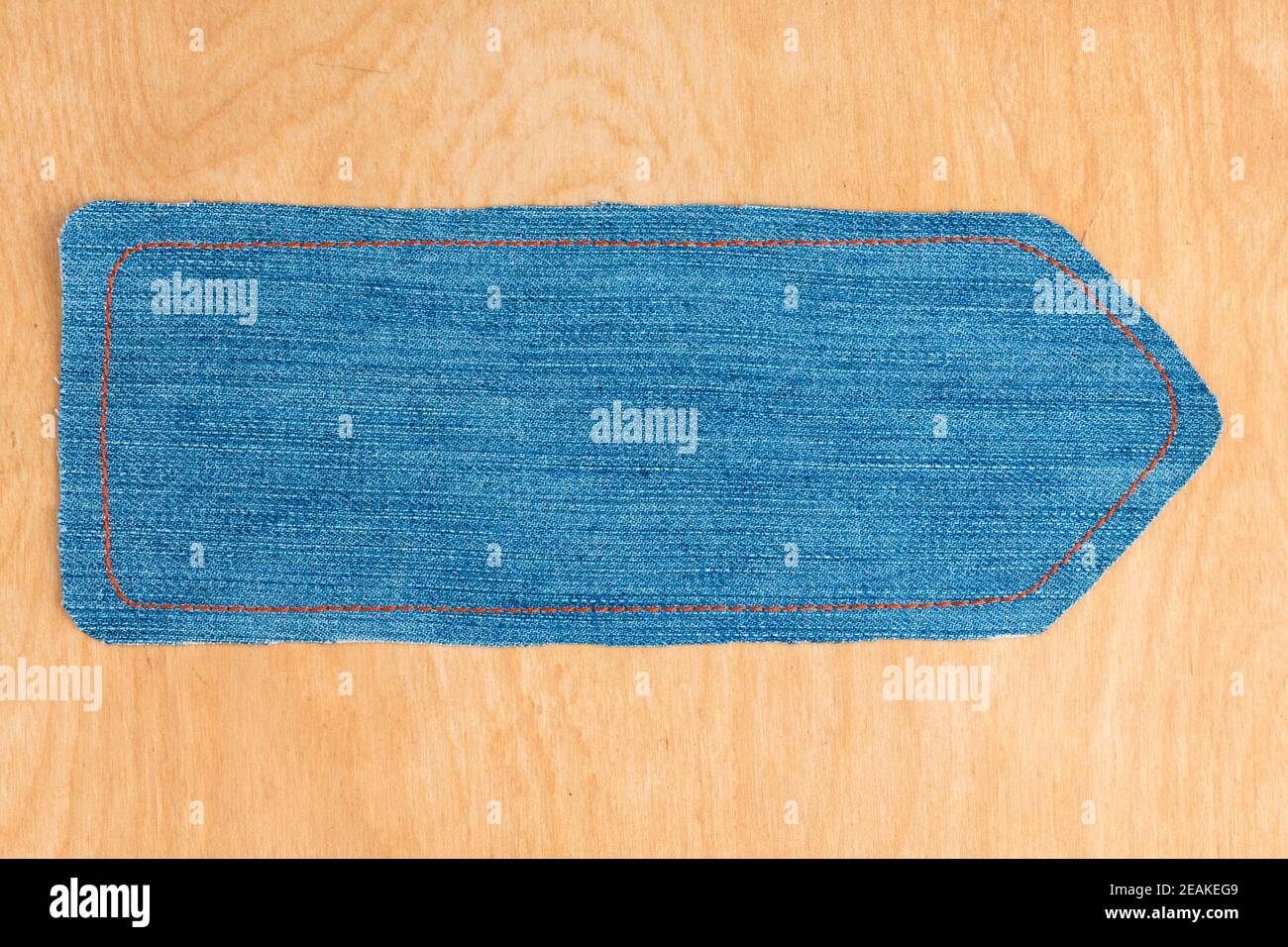 Pointeur en denim couché sur une surface en bois. Banque D'Images