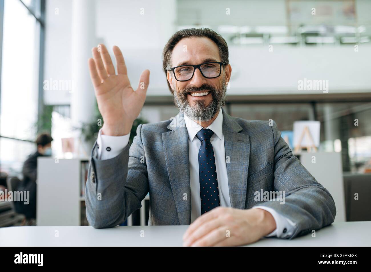 Webcam portrait d'un homme de race blanche ou d'un tuteur sur vidéo réunion d'information. Un homme d'affaires réussi en lunettes de vue s'assoit au bureau, communique avec ses collègues lors d'une conférence en ligne Banque D'Images