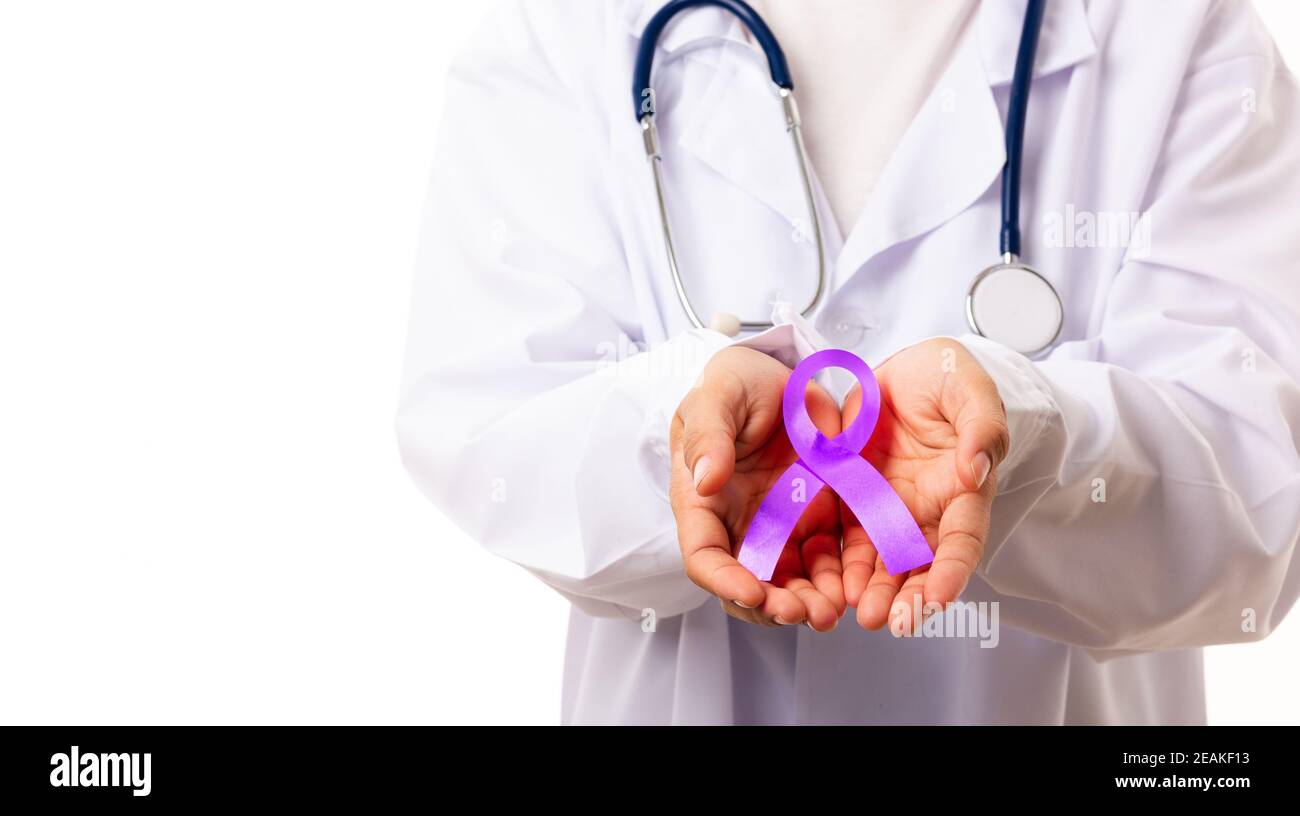 femme médecin blanc uniforme tenir ruban violet à la main Banque D'Images