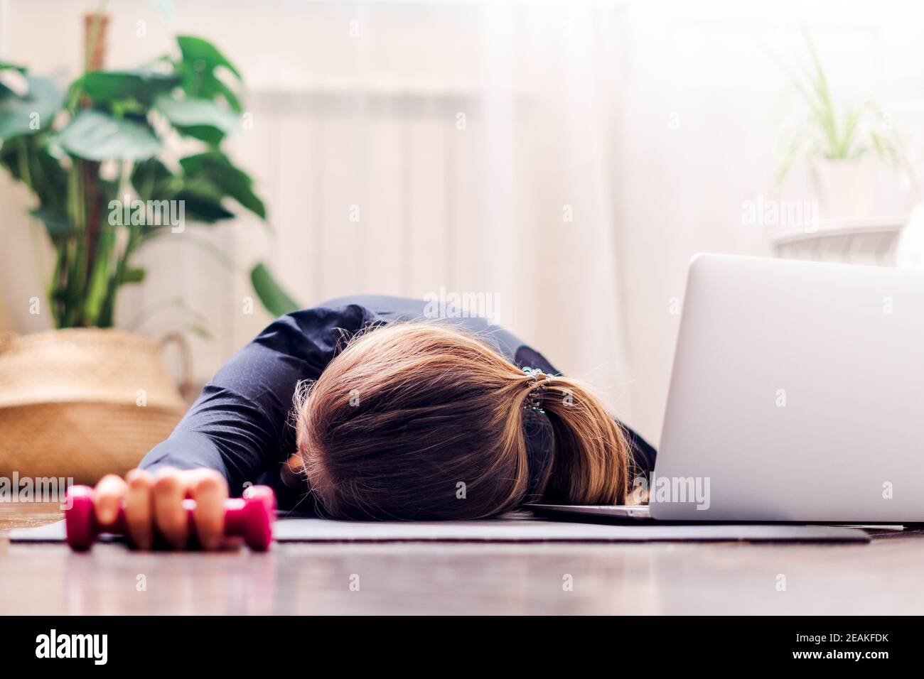 Femme fatiguée après l'exercice et l'entraînement. Banque D'Images