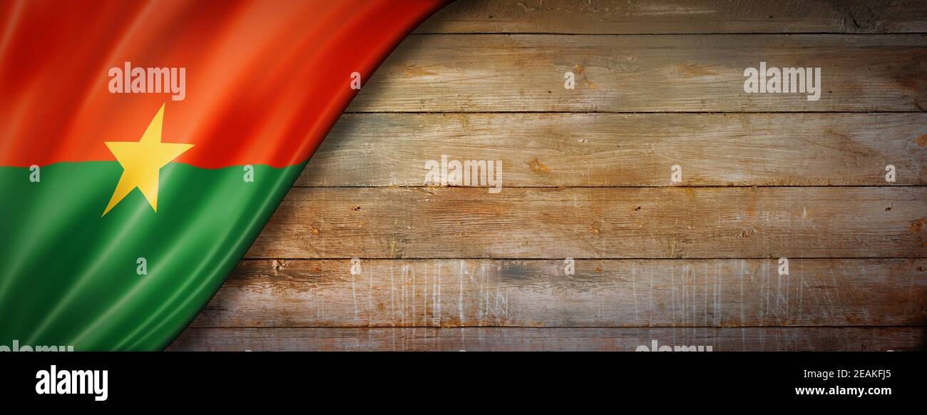 Drapeau du Burkina Faso sur une bannière murale en bois d'époque Banque D'Images