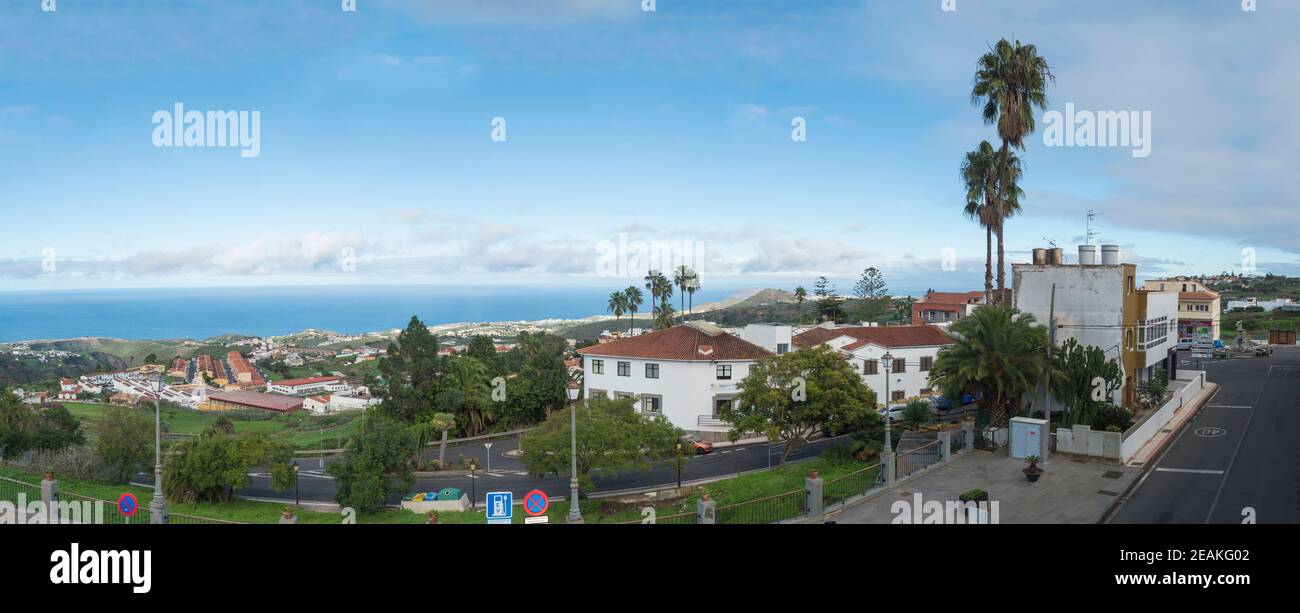 Firgas, Gran Canaria, îles Canaries, Espagne 13 décembre 2020 : vue panoramique sur la côte et les rues de la ville de Firgas Banque D'Images
