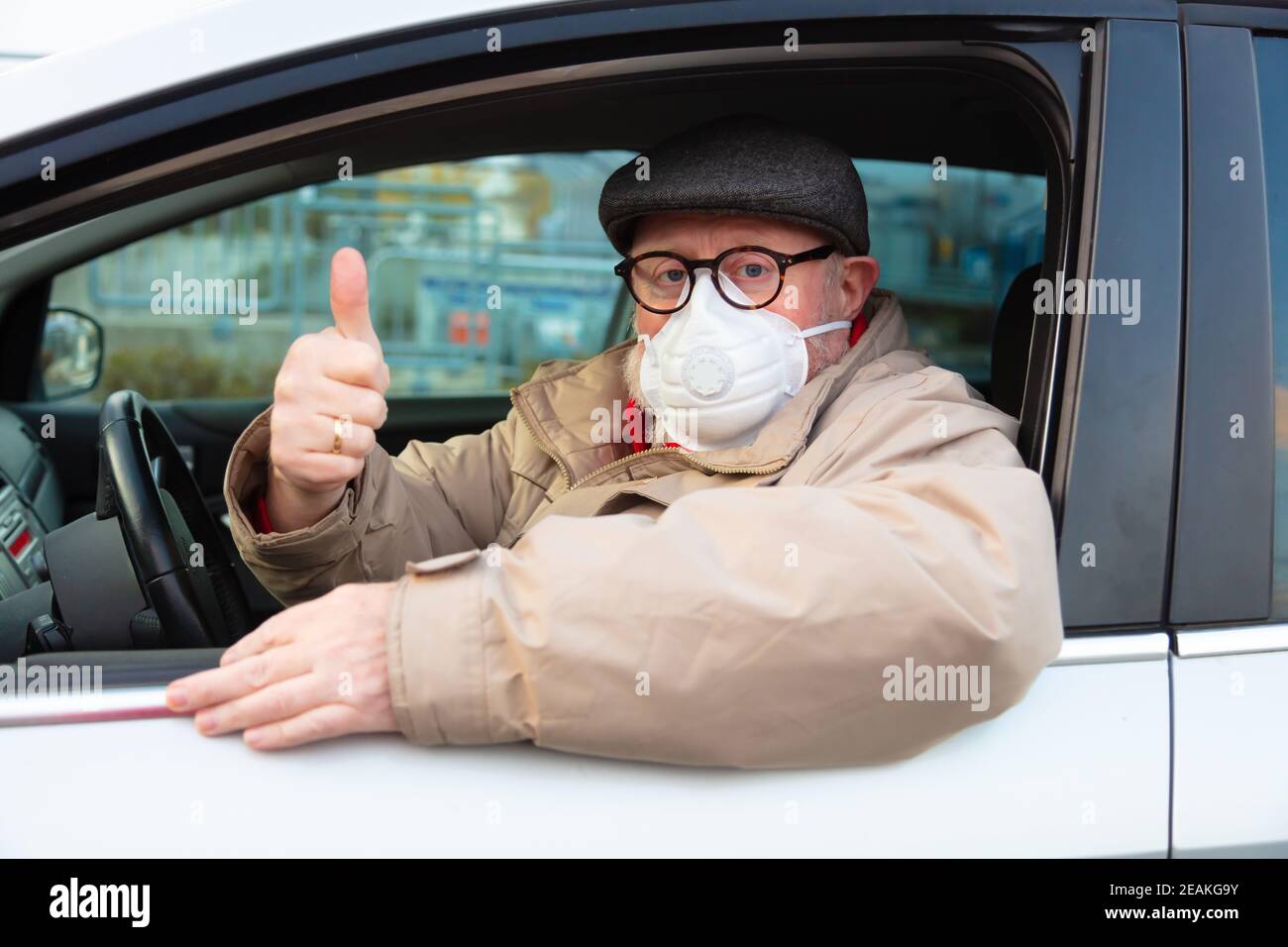 Le sénioer mâle avec masque facial montre la nouvelle normale Banque D'Images