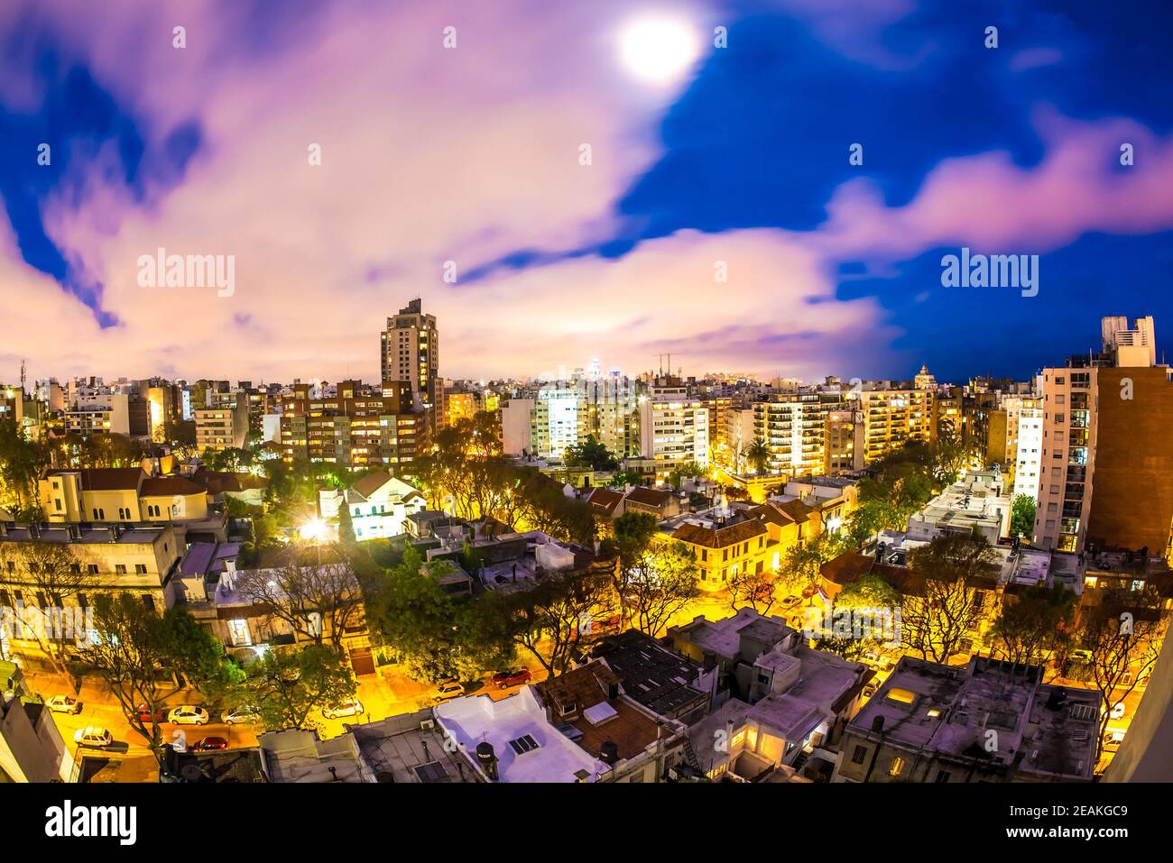 Vue panoramique de nuit sur Montevideo en Uruguay Banque D'Images