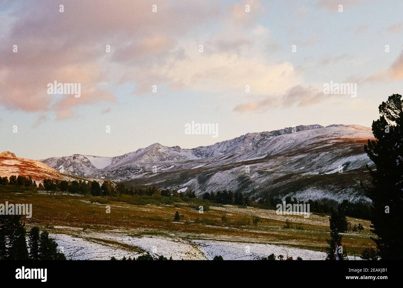 Montagnes et nuages du paysage de l'Altaï. Nature altaï. Banque D'Images