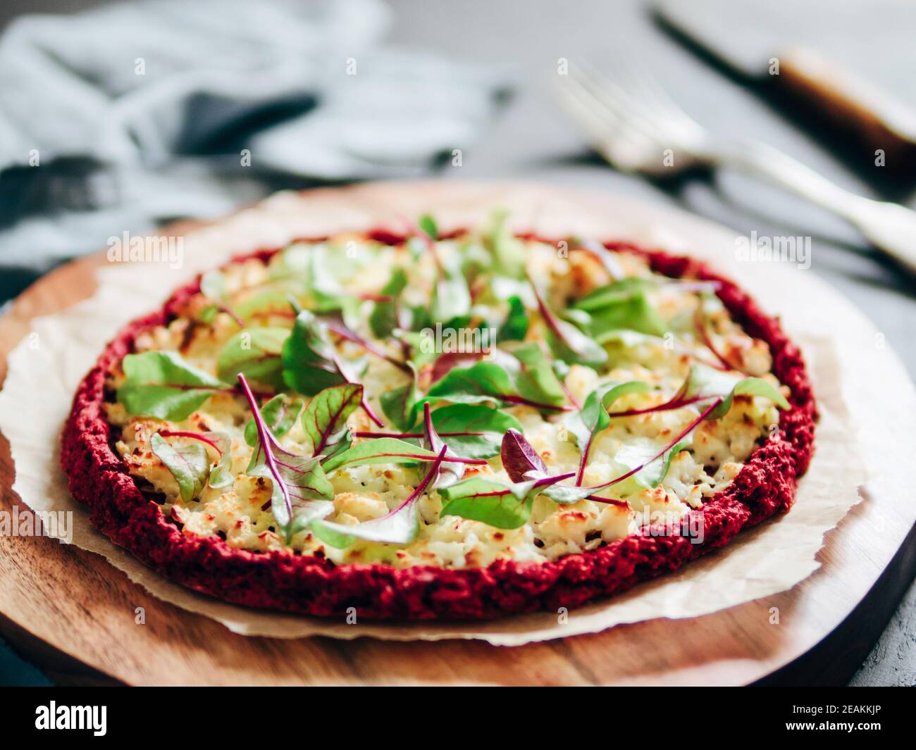 Croûte à pizza betterave avec des feuilles mangold Banque D'Images