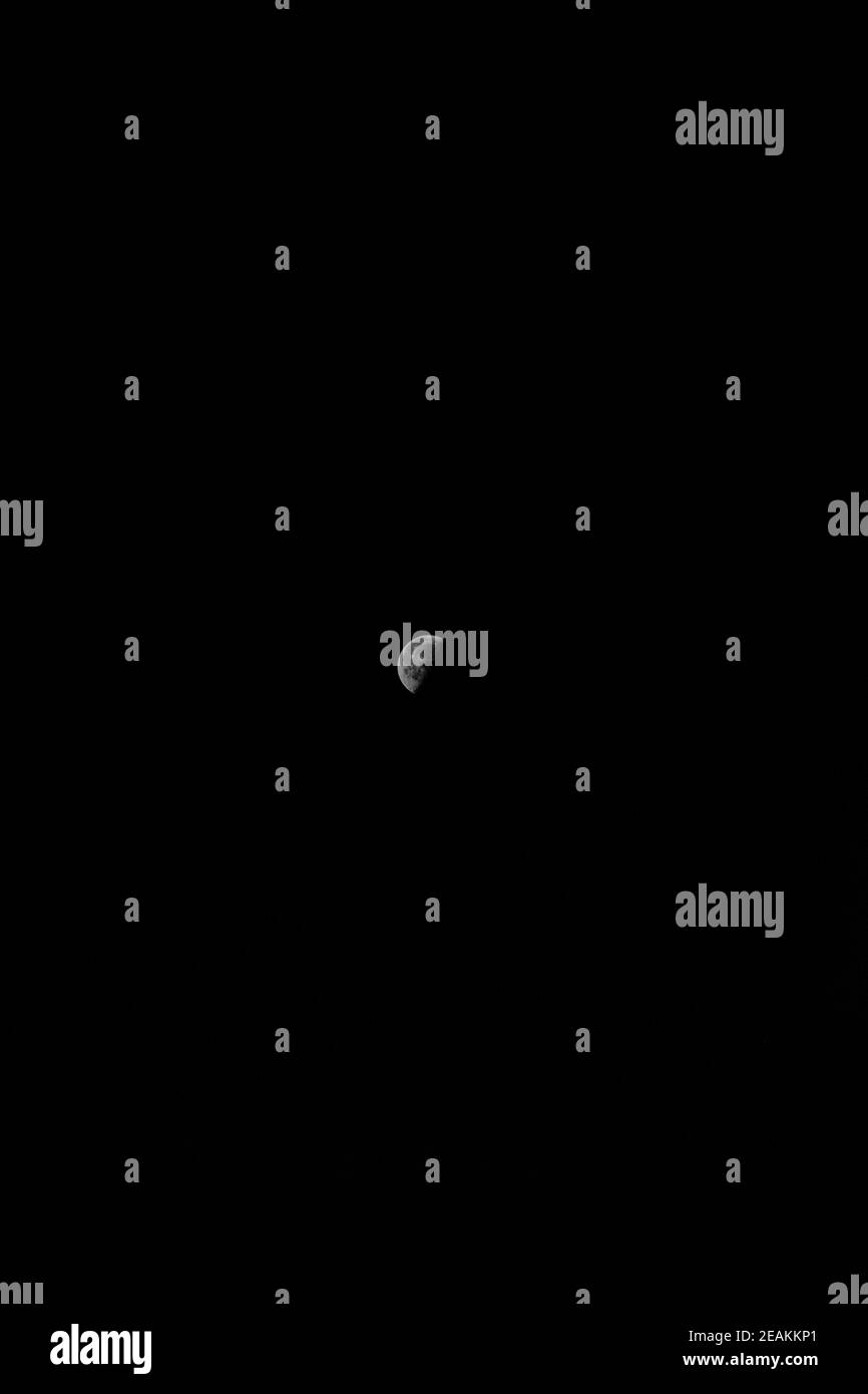 Une lune gris foncé sur un fond noir Banque D'Images