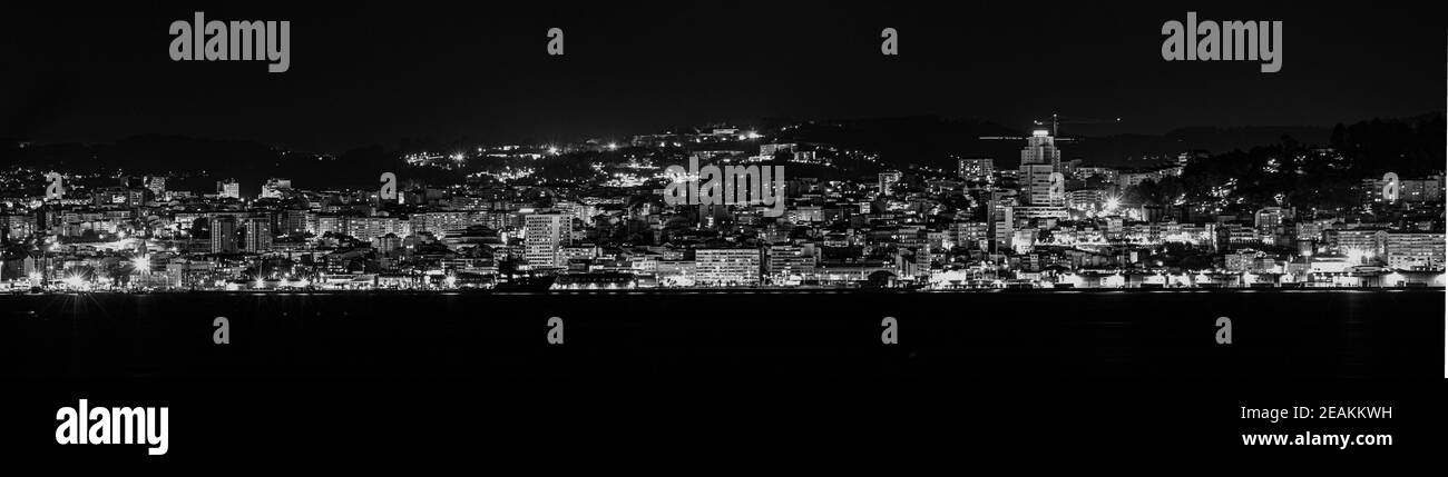 Une ville noire et blanche paysagée pendant la nuit Banque D'Images