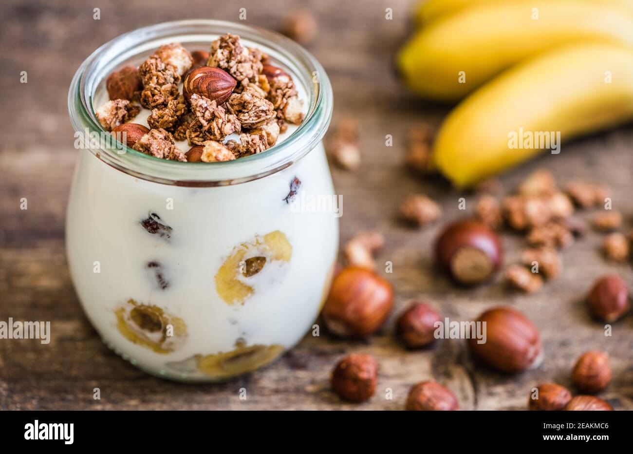 Yaourt avec muesli, banane et noix Banque D'Images