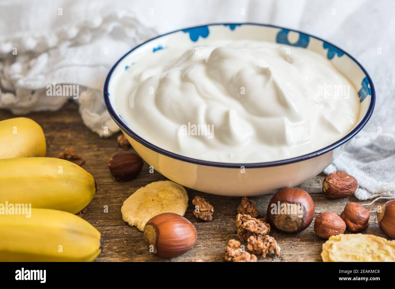 Yaourt avec muesli, banane et noix Banque D'Images