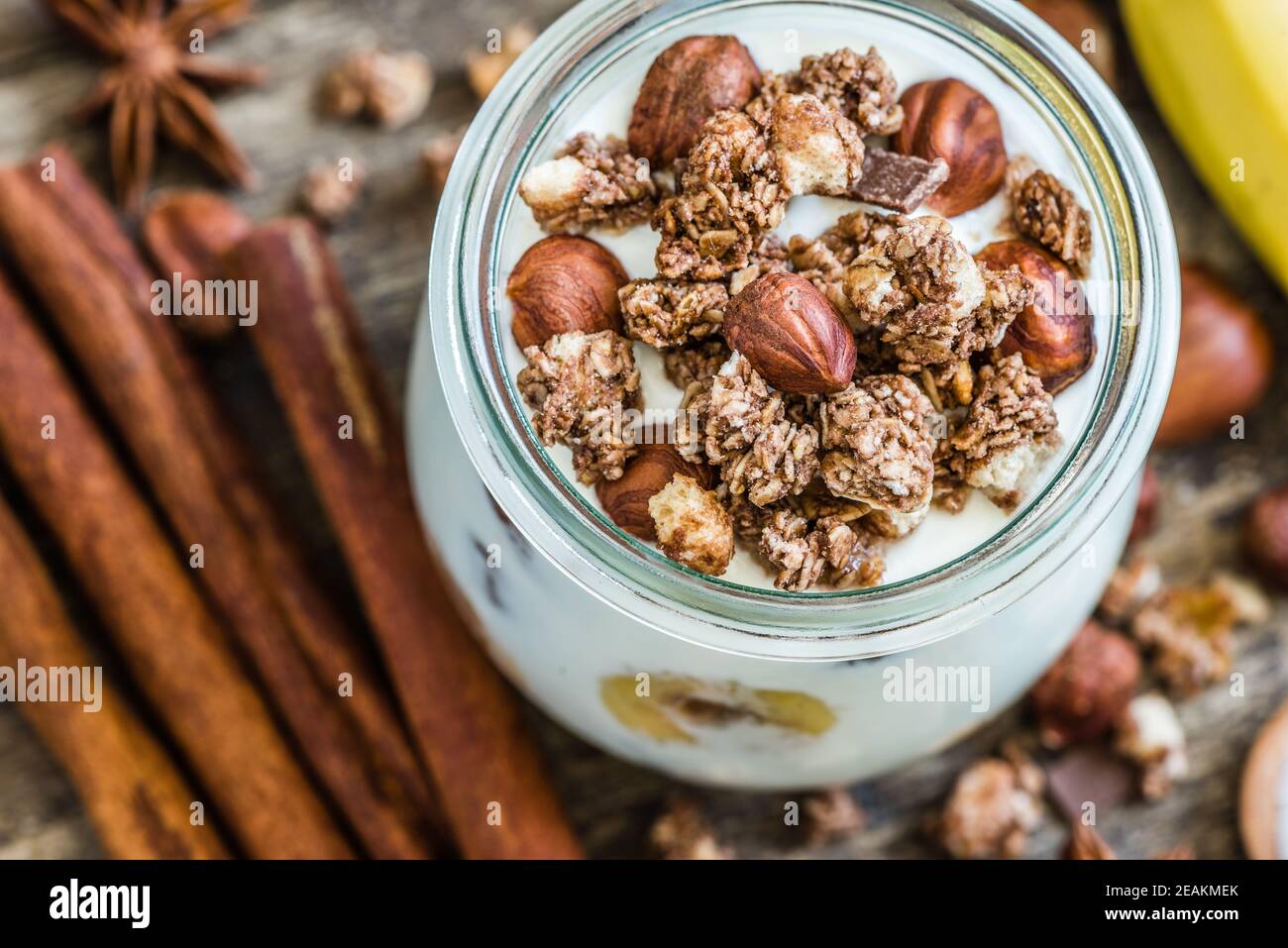 Yaourt avec muesli, banane et noix Banque D'Images
