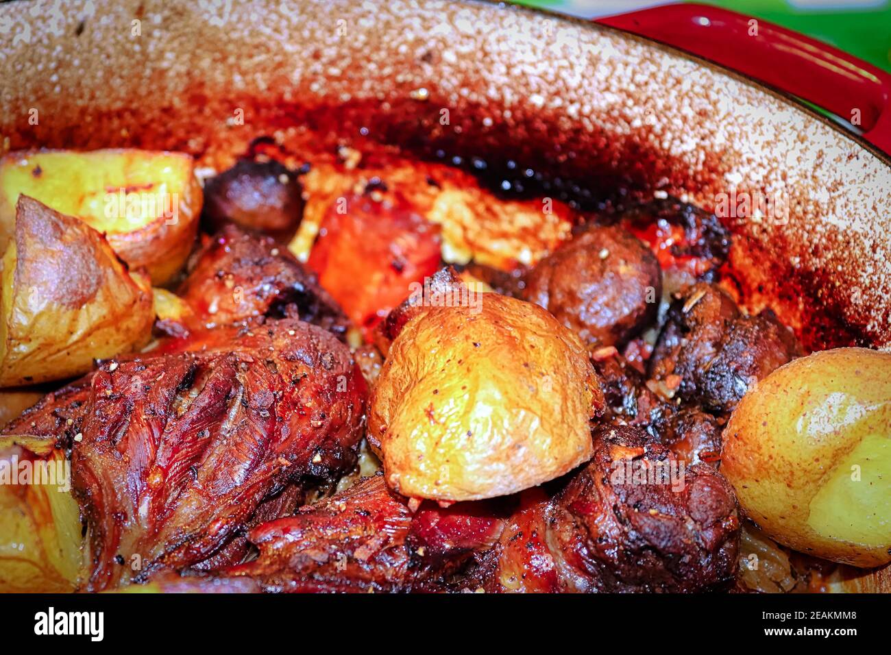 Gros plan d'un plat de buco osso avec des pommes de terre Banque D'Images