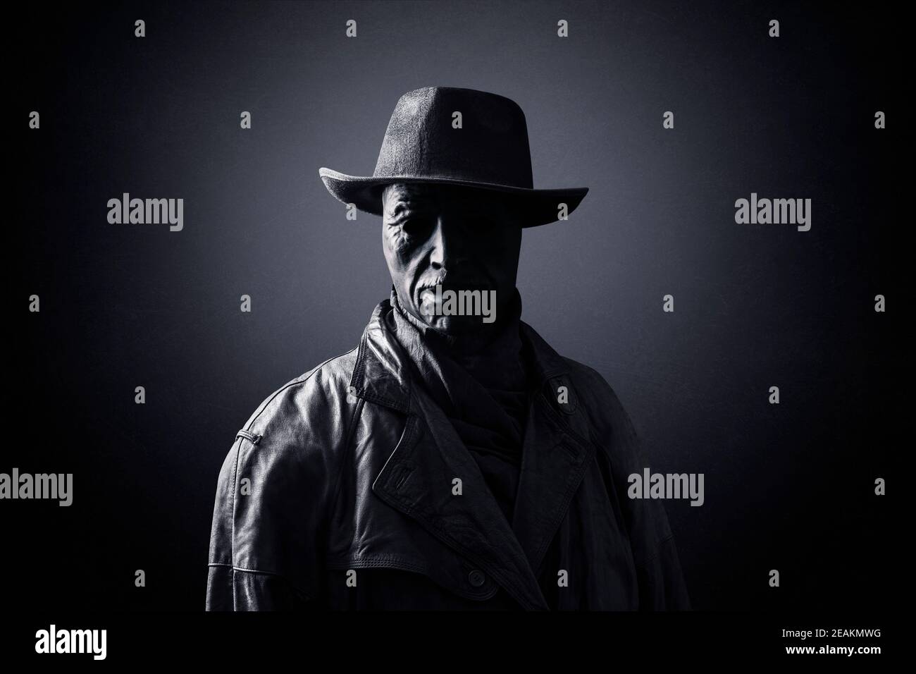 Figure fantôme avec chapeau noir dans l'obscurité Banque D'Images