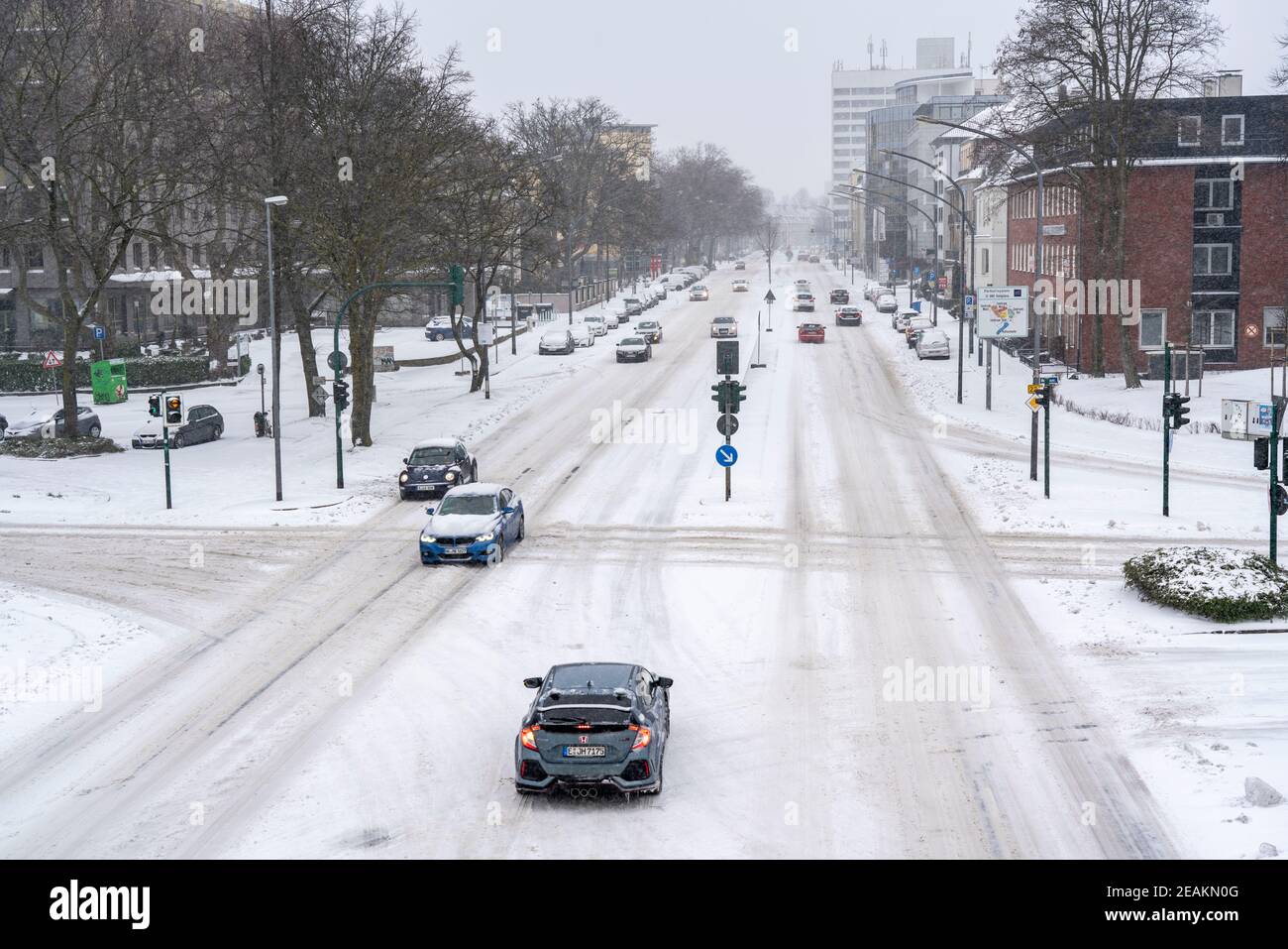 Début de l'hiver, beaucoup de neige fraîche et des températures de jour en dessous de moins 5 degrés, Alfredstrasse, B224, voies non défrichées, Essen, NRW, Allemagne, Banque D'Images