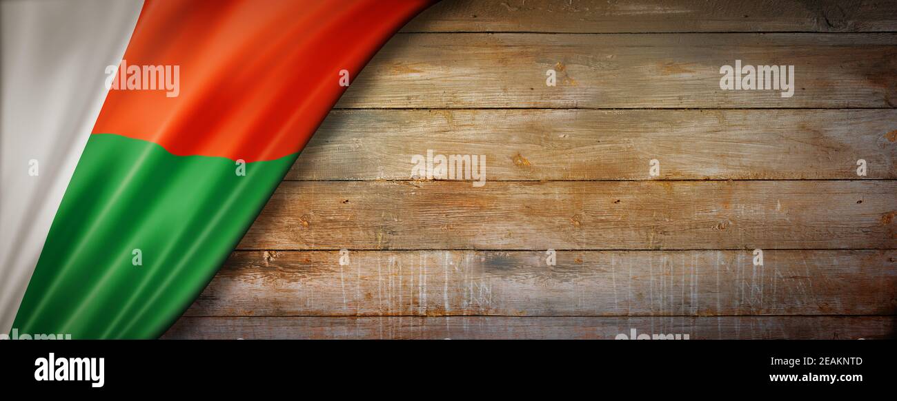 Drapeau de Madagascar sur une bannière murale en bois d'époque Banque D'Images