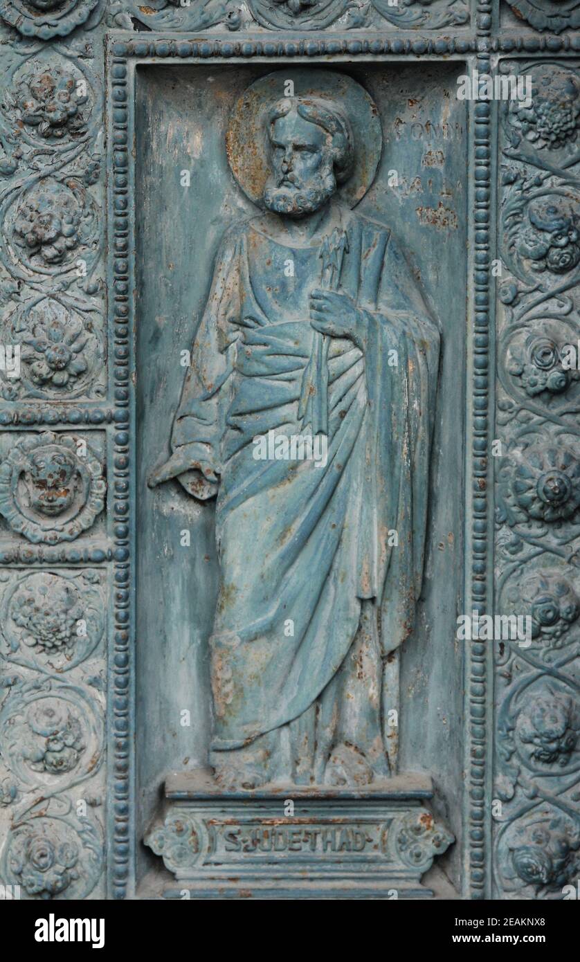 Saint Jude, détail de la porte de Saint Vincent de Paul, Paris Banque D'Images Saint Jude, détail de la porte de Saint Vincent de Paul, Paris Banque D'Images
