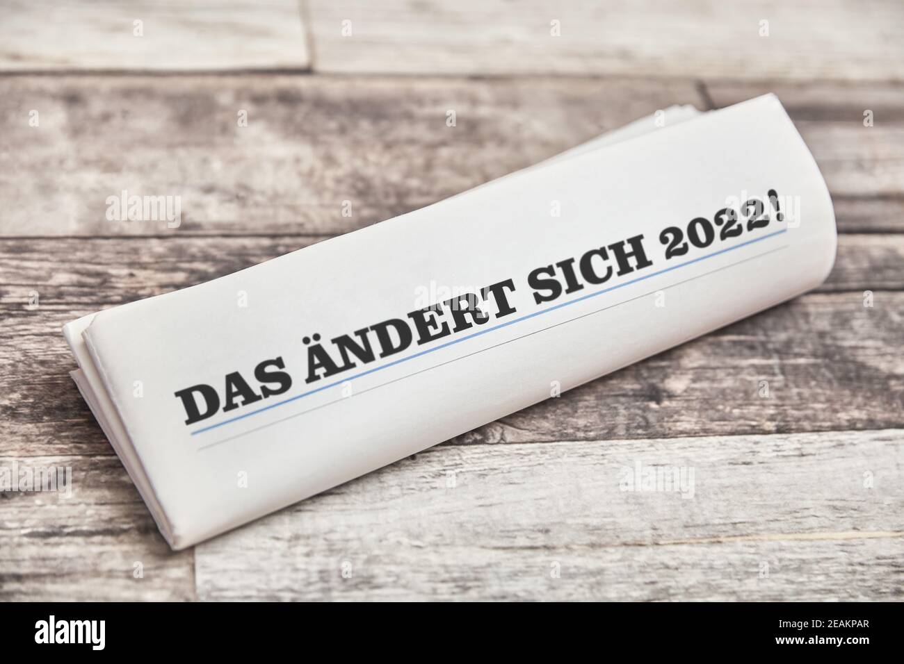 DAS ändert sich 2022! (Allemand pour: Cela va changer en 2022!) comme le titre sur la première page d'un journal plié sur une table en bois Banque D'Images