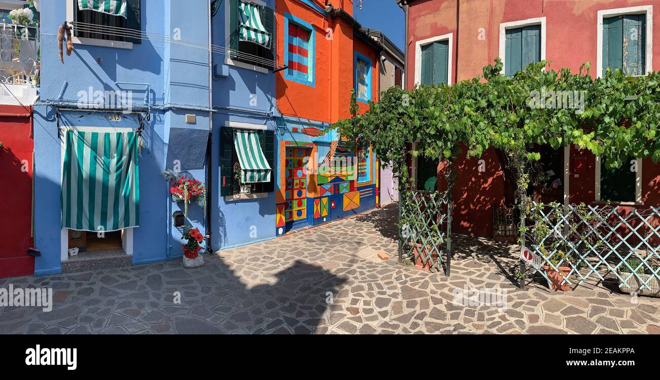 Maisons aux couleurs vives à Burano, île de la lagune vénitienne, Venise, Italie Banque D'Images