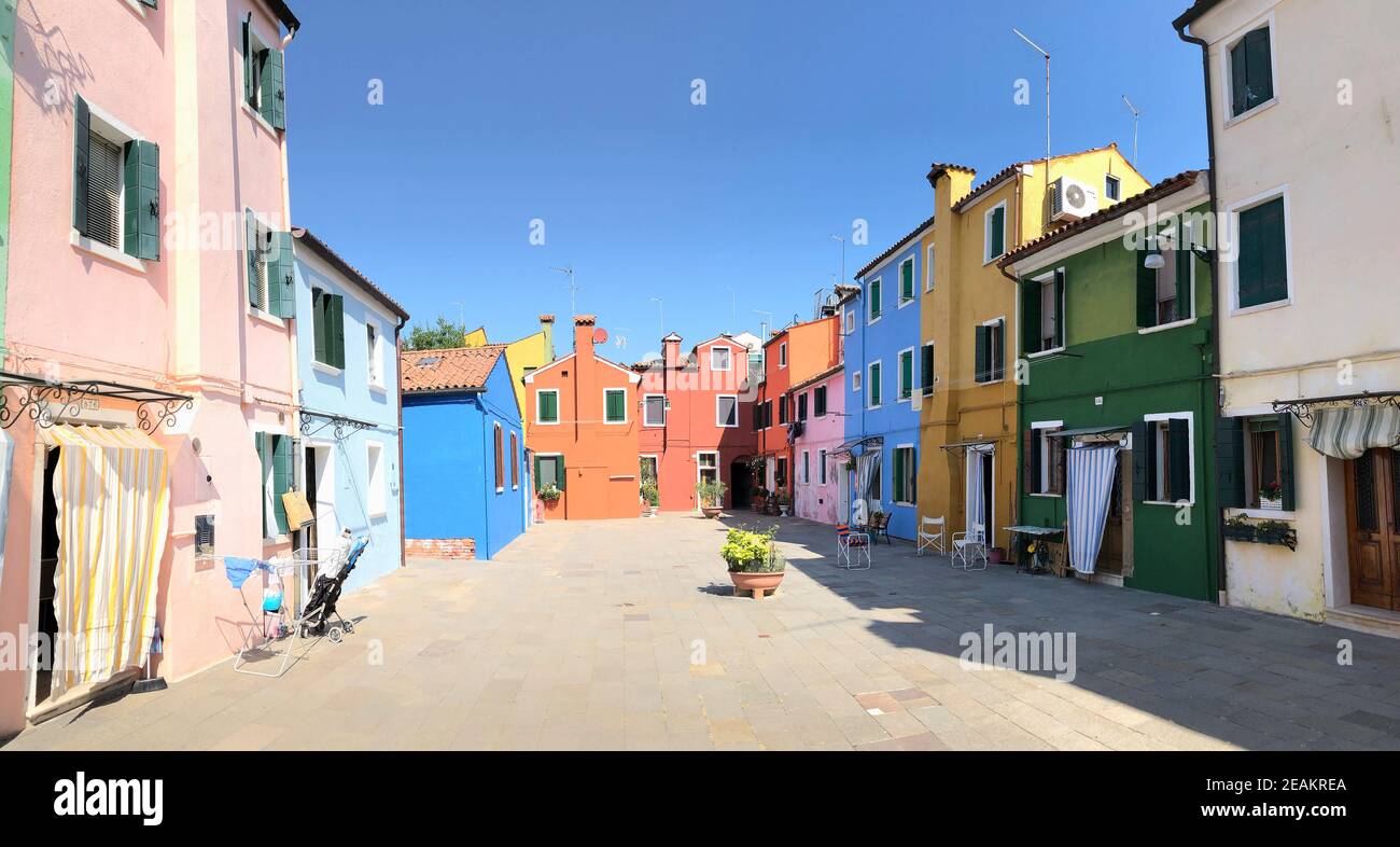 Maisons aux couleurs vives à Burano, île de la lagune vénitienne, Venise, Italie Banque D'Images