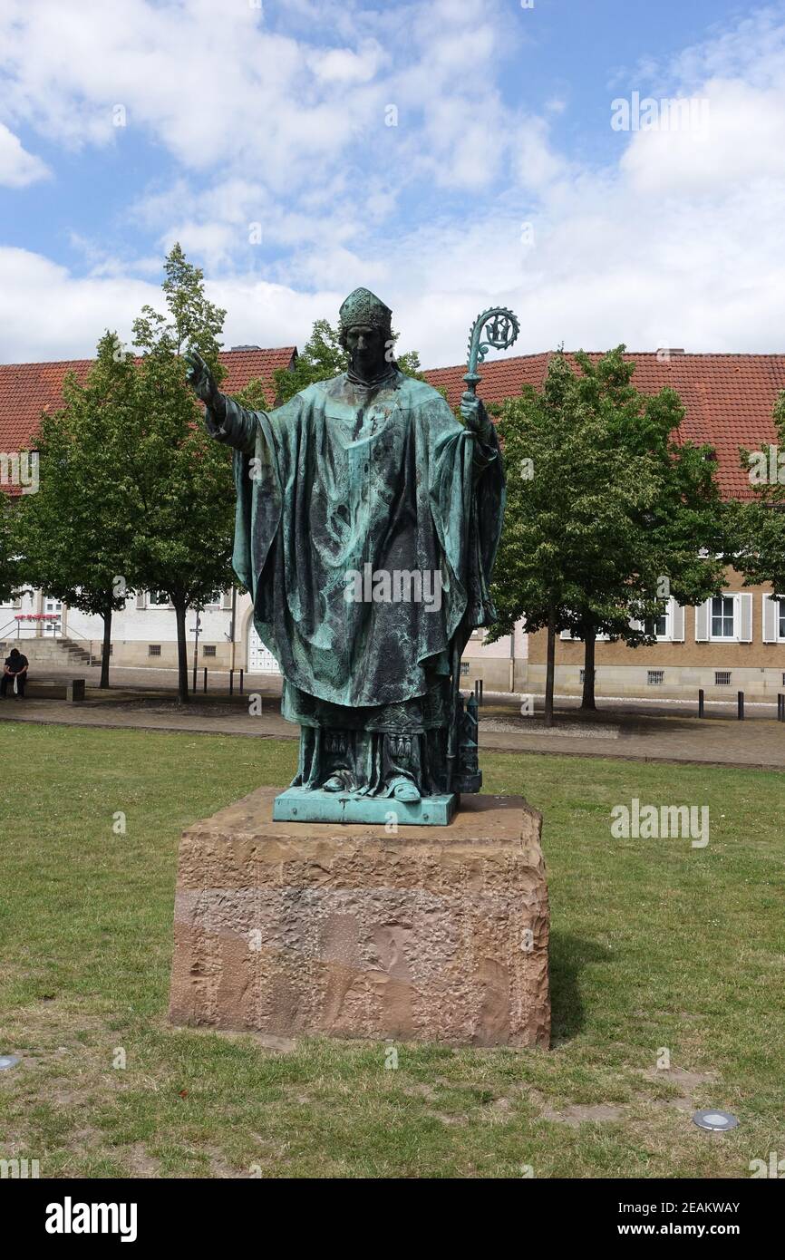 Statue de bronze de l'évêque Bernward de Hildesheim en face de La cathédrale de Hildesheim Banque D'Images