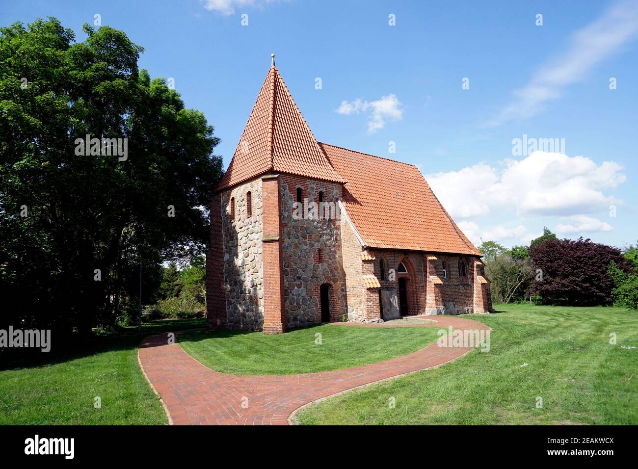 Chapelle luthérienne évangélique de notre-Dame Oetzen, chapelle historique en pierre de champ du XIVe siècle Banque D'Images