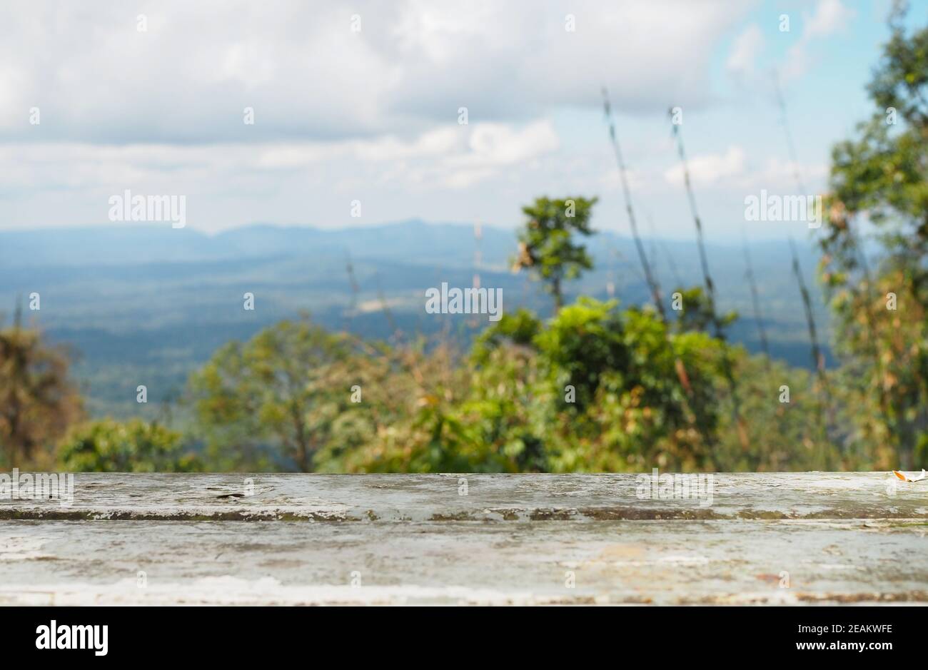 La table de fer est vide sur le fond de forêt, de montagne et de ciel. Banque D'Images